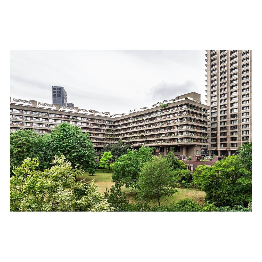 The Modern Houseさんのインスタグラム写真 - (The Modern HouseInstagram)「#forsale an immaculate ‘type 40’ apartment in Seddon House on the Barbican Estate. Link in our bio to see the sales particulars.」8月6日 18時39分 - themodernhouse