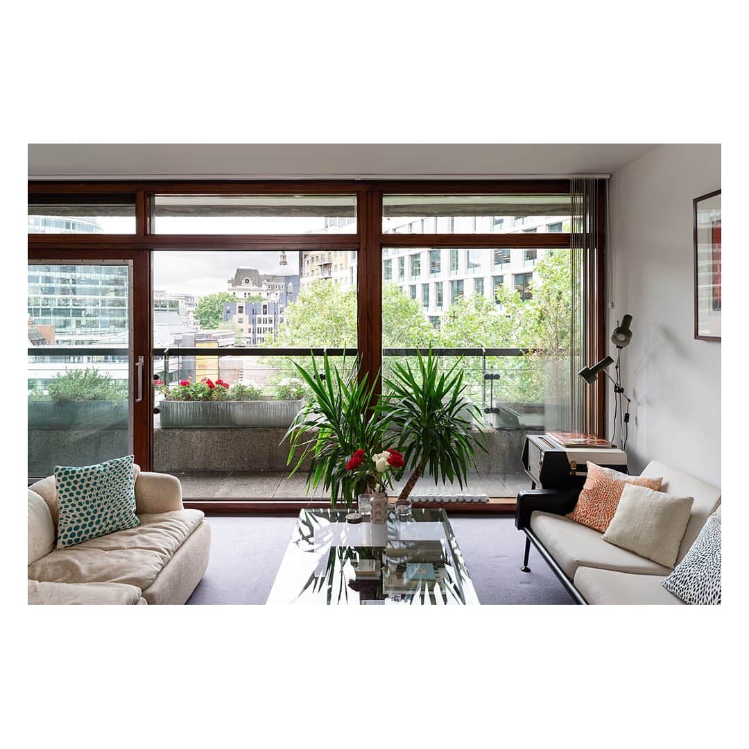The Modern Houseさんのインスタグラム写真 - (The Modern HouseInstagram)「#forsale an immaculate ‘type 40’ apartment in Seddon House on the Barbican Estate. Link in our bio to see the sales particulars.」8月6日 18時39分 - themodernhouse