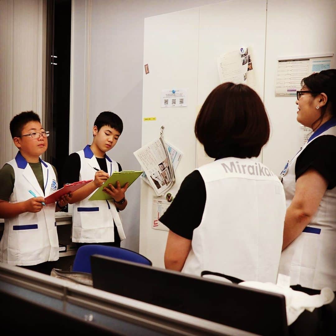 Miraikan, 日本科学未来館さんのインスタグラム写真 - (Miraikan, 日本科学未来館Instagram)「「科学コミュニケーター」ってどんなお仕事？ 友の会会員の小学4年生～中学1年生が1日科学コミュニケーターに挑戦！「地震との向き合い方」をテーマに、常設展のお客様にインタビューを行い、みんなで作り上げた原稿を5階常設展「コ・スタジオ」で発表しました。実際に未来館の科学コミュニケーターが行っている対話活動を体験して、新しい発見があったのではないでしょうか。 What does the Science Communicator do in Miraikan? Students from age 10 to 13 experienced the job of the Science Communicator. Interviewing museum visitors and collecting opinions how people prepare for an earthquake, the students gave a small presentation on the exhibition floor by reflecting what they learned during the day.」8月6日 18時43分 - miraikan