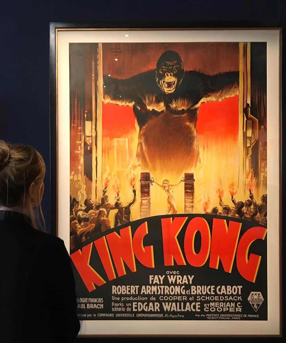 サザビーズさんのインスタグラム写真 - (サザビーズInstagram)「The perfect blend of adventure, science fiction and horror, King Kong is the ultimate monster movie. When released in 1933, the film blew audiences away, smashing all previous box office records 🦍  While most other King Kong posters depict Kong on the Empire State Building, artist Roland Coudon chose to capture him being presented to the public in a Broadway theater as the "Eighth Wonder of the World," a pinnacle moment of the landmark film. This French poster, which served to promote the silver screen hit, is now on view in our London galleries and will be offered as a highlight get of our #OriginalFilmPosters Online auction from August 23 to September 5.  Head to our story to learn more, and to read the full article from @hollywoodreporter 🎞📸🎬 - #SothebysFilmPosters #KingKong #moviehistory #Hollywood」8月6日 18時44分 - sothebys