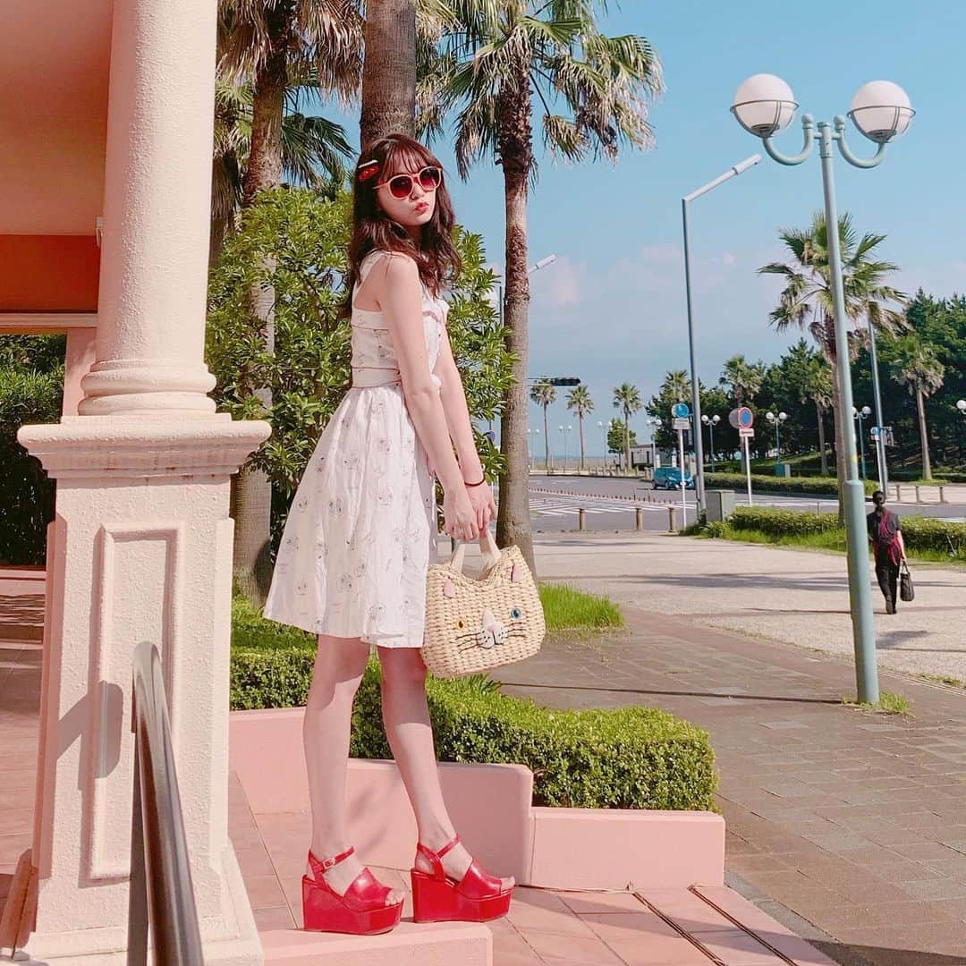 りなぴよさんのインスタグラム写真 - (りなぴよInstagram)「🍉🍉🍉 ・ 夏だー！🏖 ・ #コーデ ❤️❤️ ・ 最近はかわいいピン留めを集め中…！☺︎ 今日のピンは、#Stradivarius で見つけたもの👌 ・ この洋服着たら、 海行きたくなった！笑 ・ 👗#lilybrown #リリーブラウン 👡#snidel #スナイデル #ootd #コーデ #リゾートコーデ」8月6日 18時50分 - piyo_na_ri_