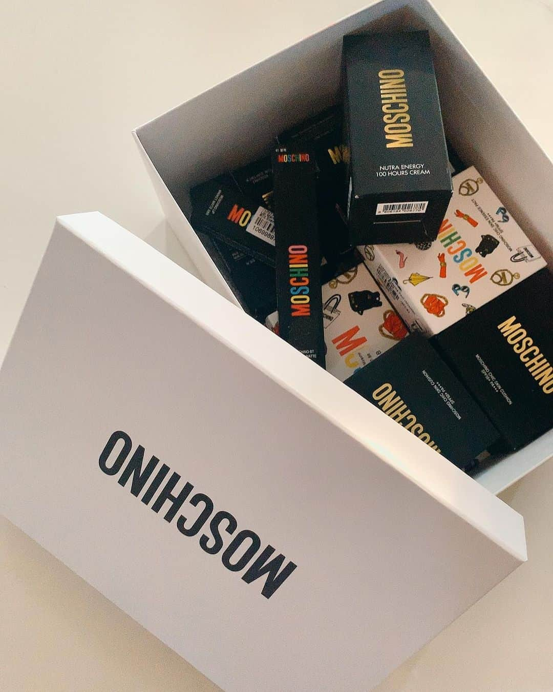 COCO さんのインスタグラム写真 - (COCO Instagram)「TONYMOLY X MOSCHINO #GIVEAWAY #이벤트  무려 17가지 본재품을 선물로 2분을 선정해 #기브어웨이 합니다! 립재품 9가지 쿠션 4가지 아이팔레트 2가지 등!! . . #참여방법 • 게시글 좋아요❤️ • @rilaccoco + @yesstyle 팔로우 • 요게시글에 뎃글로 친구 2명 @ 태그!  TONYMOLY X MOSCHINO gift set giveaway:  Giveaway rules - Like this post - Follow @YesStyle & @rilaccoco - Tag 2 friends Please enter ONLY if you’re in the US/UK/CA/AU/KR  #이벤트참여 #이벤트응모 #응모하기 #event #freegiveaway #giveaways」8月6日 18時47分 - rilaccoco