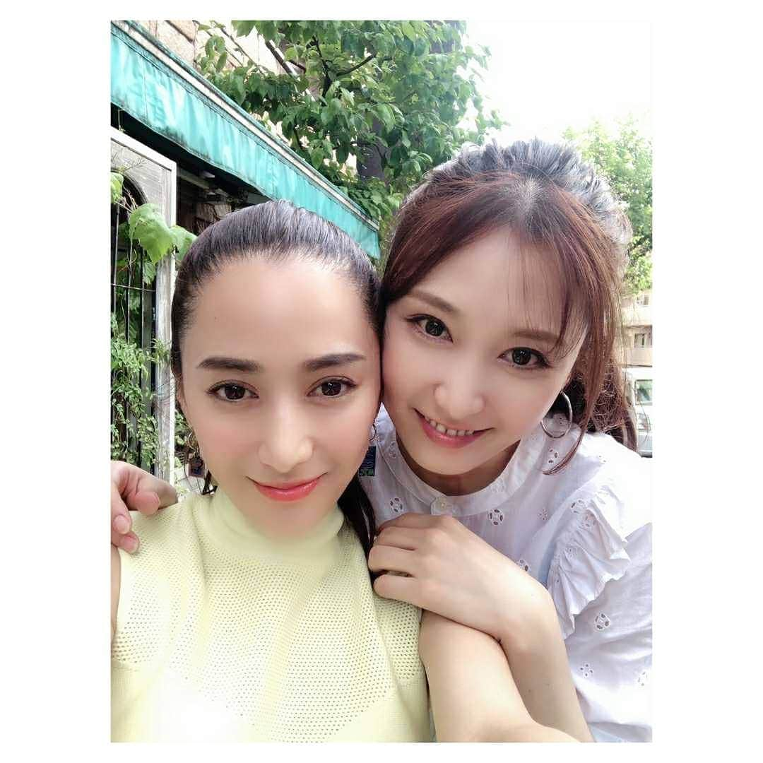 三津谷葉子さんのインスタグラム写真 - (三津谷葉子Instagram)「美女と@maki_kiriyama  美女がプロデュースしている  KOHARU TEA  を飲みにオシャレカフェへ👄  肝心なKOHARU TEAの写真忘れた…  #マザーアースカフェ恵比寿#ハーブティー#koharutea#桐山マキ#美肌アプリで撮って頂きました」8月6日 18時58分 - yoko_mitsuya