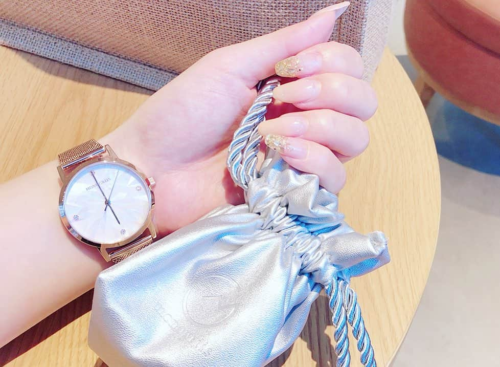 東條恭子さんのインスタグラム写真 - (東條恭子Instagram)「. love my NEW watch from#monogriis 🐚♡♡ . 本物のマザーオブパールを使用した 文字盤が涼やかで可愛いっ🎶 角度によって輝きも変わるだなんてきゅん!🥺✨ . . #watch #モノグリース #腕時計 #fashion #madeinjapan #new #japan #tokyo #おしゃれさんと繋がりたい #腕時計好きな人と繋がりたい #腕時計好き #日本製 #マザーオブパール #パール #pearl #ネイル #ネイルデザイン #シンプルネイル」8月6日 18時50分 - kyoko_tojo