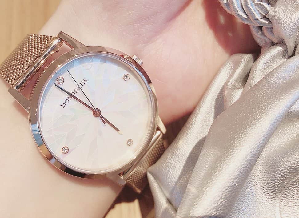 東條恭子さんのインスタグラム写真 - (東條恭子Instagram)「. love my NEW watch from#monogriis 🐚♡♡ . 本物のマザーオブパールを使用した 文字盤が涼やかで可愛いっ🎶 角度によって輝きも変わるだなんてきゅん!🥺✨ . . #watch #モノグリース #腕時計 #fashion #madeinjapan #new #japan #tokyo #おしゃれさんと繋がりたい #腕時計好きな人と繋がりたい #腕時計好き #日本製 #マザーオブパール #パール #pearl #ネイル #ネイルデザイン #シンプルネイル」8月6日 18時50分 - kyoko_tojo
