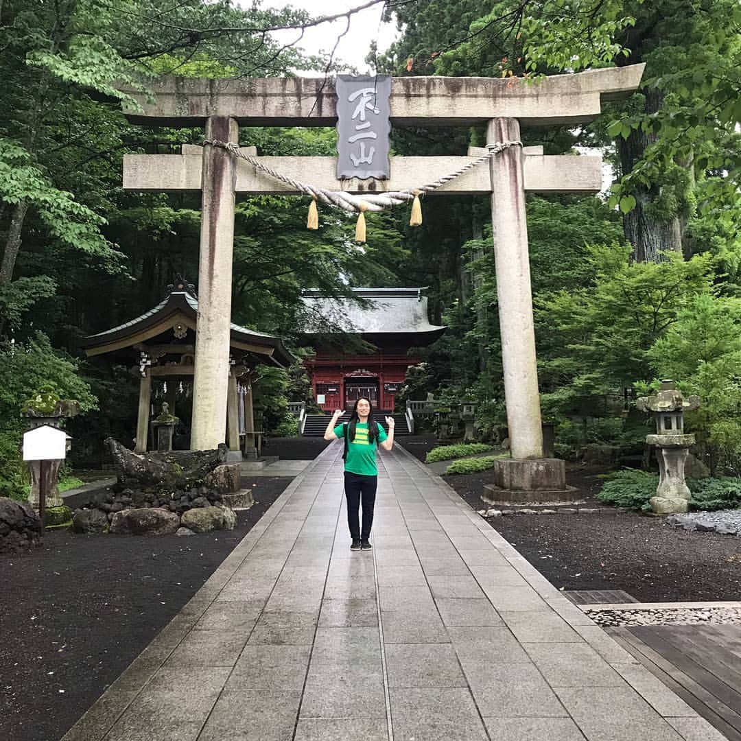 LOVE ME DOさんのインスタグラム写真 - (LOVE ME DOInstagram)「冨士浅間神社へ！写真のアップが遅れたのですが、石割神社の後に行きました。汗だくになり温泉施設でTシャツを買って着替えました。 #冨士浅間神社」8月6日 18時51分 - lovemedo_fortunteller