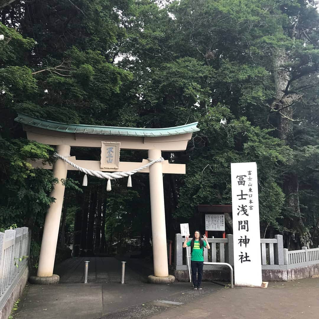 LOVE ME DOさんのインスタグラム写真 - (LOVE ME DOInstagram)「冨士浅間神社へ！写真のアップが遅れたのですが、石割神社の後に行きました。汗だくになり温泉施設でTシャツを買って着替えました。 #冨士浅間神社」8月6日 18時51分 - lovemedo_fortunteller