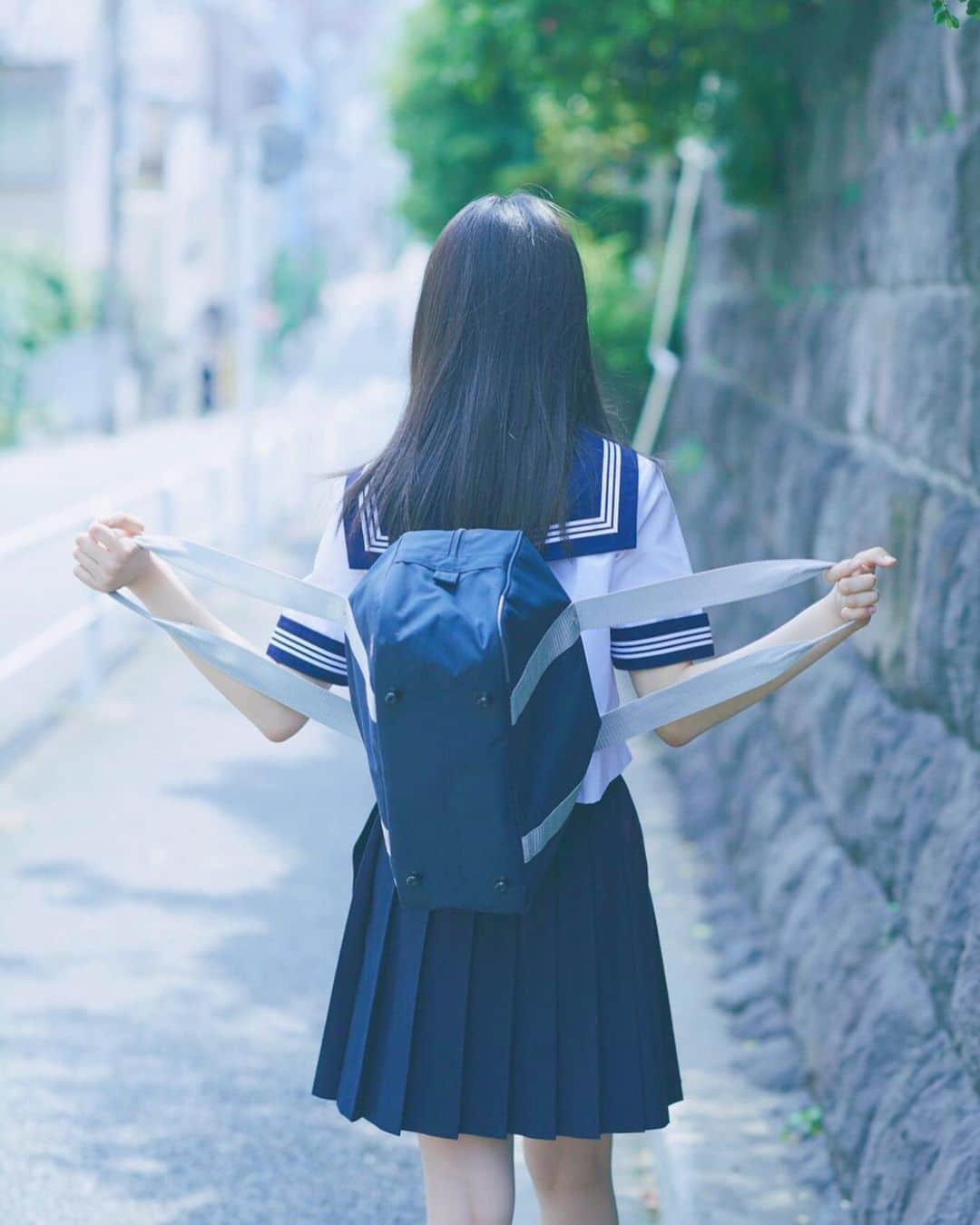 小栗有以さんのインスタグラム写真 - (小栗有以Instagram)「通学路♫  #アップトゥボーイ #学校 #セーラー服 #制服 #日常」8月6日 18時58分 - yuioguri_1226