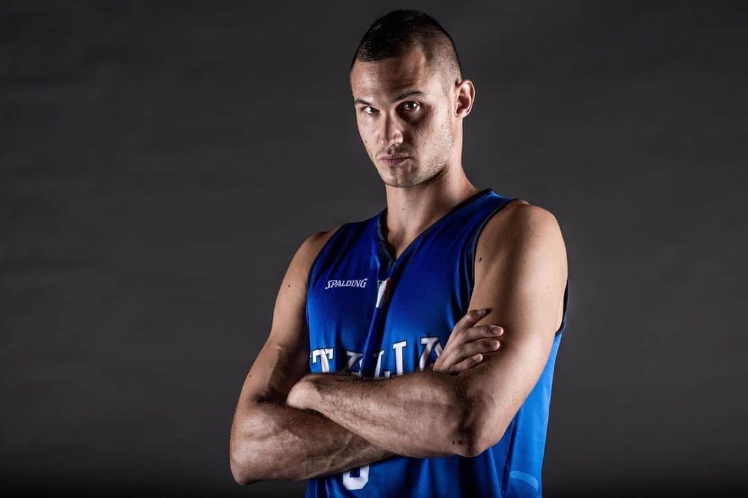 ダニーロ・ガリナリのインスタグラム：「@danilogallogallinari è stato dimesso questa mattina dall’ospedale di Verona, dove nella tarda serata del 3 agosto è stato operato di appendicectomia. L’Azzurro, in ottimo stato di salute, ha fatto ritorno nel raduno della Nazionale in corso a Verona. Da domani inizierà il percorso di recupero per tornare a lavorare con i compagni nel raduno di Roma (12/14 agosto). #Italbasket #NothingButAzzurri」