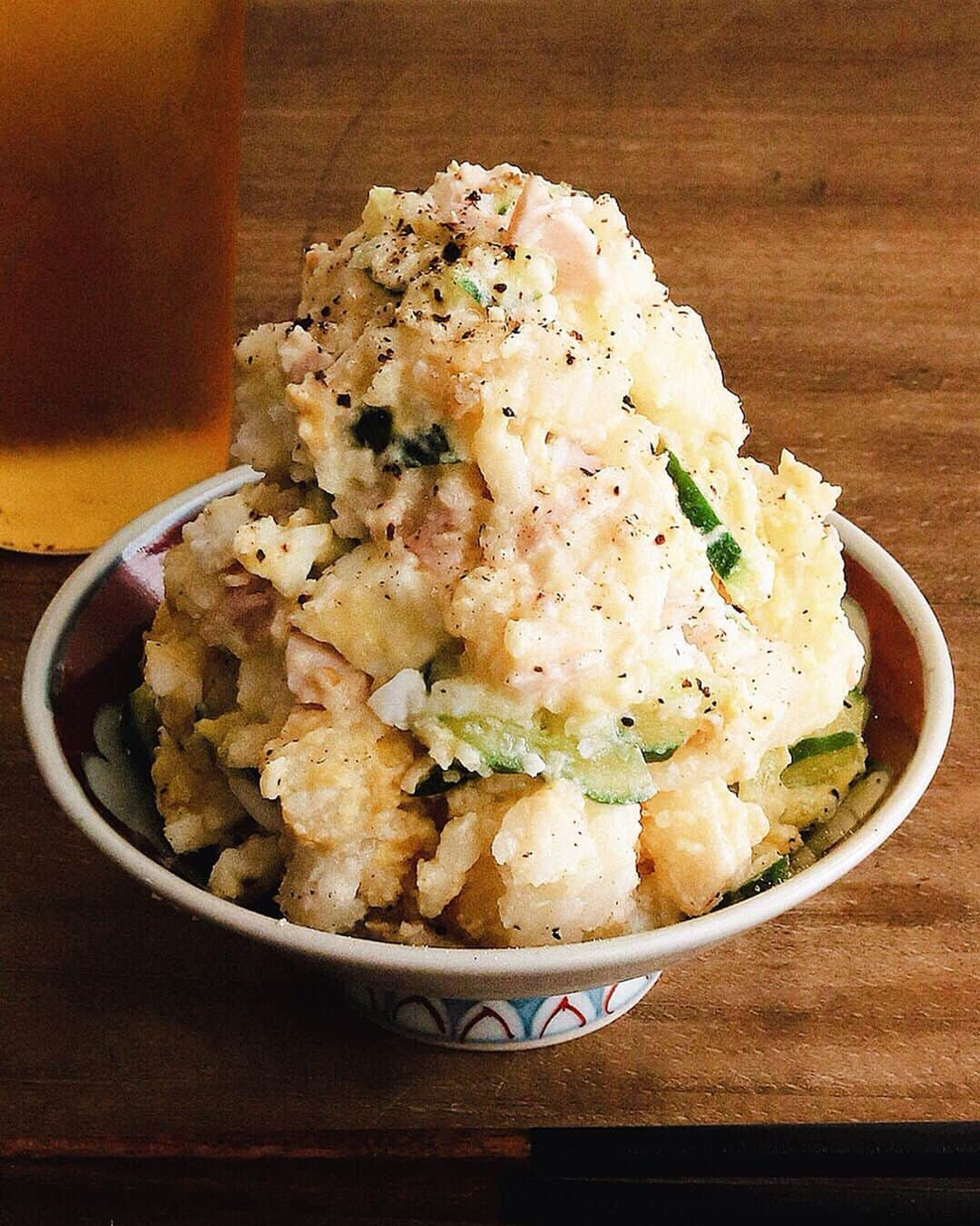 樋口正樹さんのインスタグラム写真 - (樋口正樹Instagram)「Potato salad . 今夜はポテトサラダ、 よく冷えたビールと。 . 具材はハムと胡瓜と タマゴとマヨネーズ。 しっとりと和えたら、 黒胡椒と粒マス加え お酒に合う大人味に。 . . #ポテサラ #ポテトサラダ #おつまみ #惣菜 #ジャガイモ料理 #potatosalad」8月6日 18時59分 - higuccini