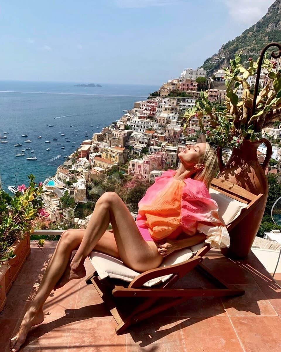 レオニー・ハンネさんのインスタグラム写真 - (レオニー・ハンネInstagram)「No casual Tuesdays here. 💕 Anzeige #Roksanda #Positano #Italy」8月6日 18時59分 - leoniehanne