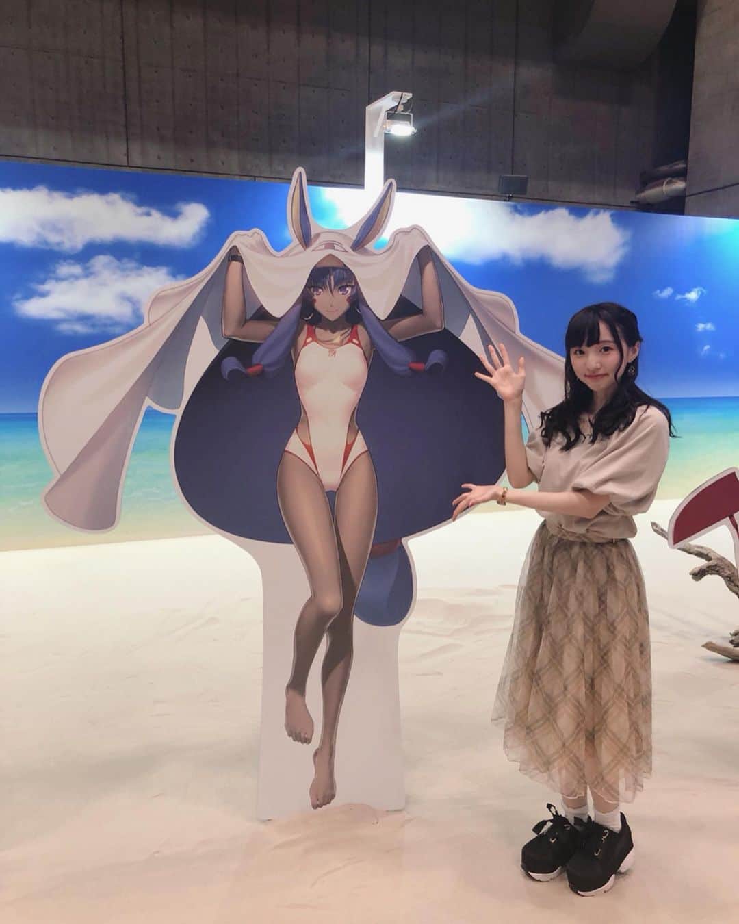 のインスタグラム：「💁‍♀️2019.08.03-2019.08.04🏰  Fate/Grand Order Fes. 2019 ～カルデアパーク～での思い出その１  ルルハワでは水着鯖達が…！ 実際の砂浜もあって臨場感😂 ロビンの霊衣は何度見ても良いねぇ… 新所長(？)とも記念撮影📸✨ アンデルセンの描き下ろし、、、 すんげー嬉しかったあ〜〜🙏🙏🙏 .  カルデアパレスにおいら住みたい。 朕にご招待されちまったな〜〜〜 北斎ちゃんエプロン似合いすぎねん。 キアラさんにはひれ伏すしかないね🙇‍♀️ 大奥のキアラさん最高やったな…(n回目) 入り口にはオルトリンデちゃんいた…！ 4周年記念PVでワルキューレ達が飛んでて 裏で叫んでしまったよ。。へへっ😉⭐︎ .  そして以蔵さん…あーた…… あーたねえ…(バイノーラル聴いた人) 一生幸せにするよ！！？？！？？！！ 朕のお隣におわしてビビった。 ジュナオさんと挟んでた。ひえー (詳しくはFGOラジオで話そう)  インフォメーションには…ろいん。 ろいーーーん😭😭😭😭😭うぐぅ 似合いすぎだろ…可愛いかよ…… パンフの台詞もヤバでした。 アチャフェルノのことが本気で好きすぎる。 思わずお手をとってしまったよね💦💦 .  おいおい…10枚じゃたりねっぞ その２もあるぞい。幸せだね。  #FGO4周年 #FGOフェス #生き生きとしている」