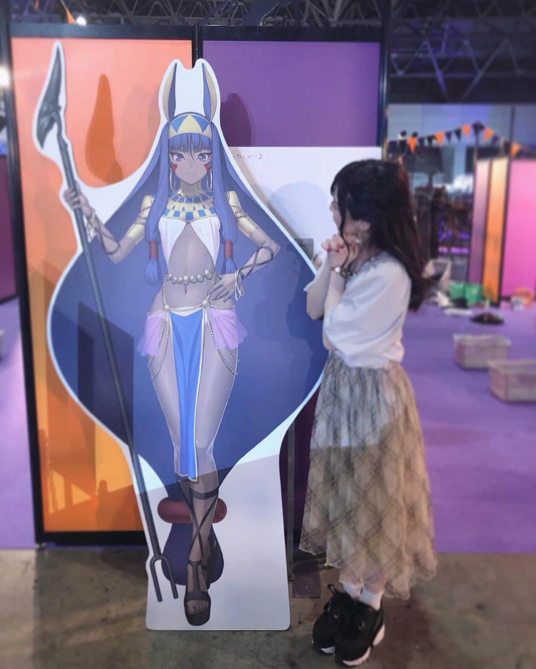のインスタグラム：「💁‍♀️2019.08.03-2019.08.04🏰  Fate/Grand Order Fes. 2019 ～カルデアパーク～での思い出その２  ハロウィンタウンにはニトちゃんが！ エリちゃんと似てるところがあるもんね… 我がファラオ、凛々しく佇んでおりました！惚！ そんなことをしていたらマネージャーさんに 「田中さん！クー・フーリンいますよ！」 って言われて振り返ったらそこには… オルタがあああああっっっだっっっ 思わず両手を広げてしまったぜい…ƪ(˘⌣˘)ʃ 赤ずきんマリーちゃんの可愛さに… 俺は…俺は……Vive La Franceになった。  グッズコーナーの方には剣ディルが…！ 思わず見惚れる。顔がいい。 いや、貌がいい。輝く貌ですな。✨✨ .  そしてニコ生限定でステージ中継の合間に たくさんリポートさせていただきました！！ まさかこんなに…色々できるなんて…… 感謝しかないんだぜ…🙏🙏🙏 配信を見てた方に少しでもその場の雰囲気が 伝わればいいなと思って 色々お話しさせていただきました！ ただただ楽しかったです☺️✨✨ サリエリのチュロスうまかったで！！ サリエリさん甘いもの好きなのんなあ… わしもやでぇ……一緒にチョコ巡りしたいなあ…。辛。  無事にロリンチちゃんもお迎えし、 フレポ50万程で新低レア鯖たちをお迎えしました☺️ バーソロミュー思ってた以上に黒髭タイプで 笑っちゃったね🤣🤣 イアソンの宝具、てかモーション最高すぎでしょう。 これを待ってた。 ガレスちゃん可愛すぎるのだけれど キャメロットのことを思うと…ウッ コルデーちゃん出てきた瞬間、 アー！二部の子やん！？ってなりました好きです。 パリスくんちゃんはグランドオタクLINEが 非常にざわつきまして… ショタ花火が打ち上がりまくってました🎆 陳宮さん…！待ってた……！ 想像以上に宝具がヤバくて泣きながら笑っちゃったナ… サロメさんが一番来てくれなかったよ… ボイスがやばいのなんのって。。 ヒェッ😭って声でちゃった💦💦好き  にしてもロリンチちゃん迂闊に使うと 涙こぼれちゃうね、耐性つけなきゃ。  そんなこんなで夢の二日間は無事幕を閉じました。 私がFGOに関わらせていただいて約3年。 未だに現実なのかわからないことがたくさん起きて ふと自分に戻ってきたときに 私はなんて凄いことをしているのだろうと考えて お布団の中で涙がよくちょちょ切れてます。 大好きな作品がこんなにたくさんの方に愛されて 新情報が解禁された時に皆さんの反応を その場で受け取ることができて… 私は本当に幸せ者です☺️ 自分がその力に少しでもなれているのかな と思うと嬉しい反面、もっと頑張ろうって 思うことたくさんです。 これからも好きを伝えてわかると言い合える、 そんな感情を大切にしていけたらと思います。 とにかく最高の時間を共有出来て良かった！！ 幸運EXです私は！！！ .  thank you forever FGO❤️❤️❤️ .  #FGO4周年 #FGOフェス #カルデアパレス音源化希望の民」