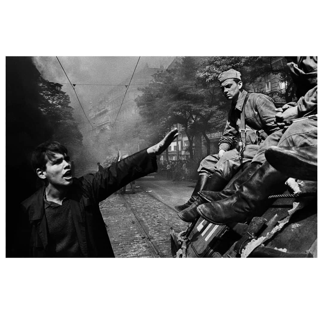 Magnum Photosさんのインスタグラム写真 - (Magnum PhotosInstagram)「A selection of @josef_koudelka's photographs from the 1968 Prague Spring - previously unseen in France and curated by the photographer himself - are being presented at this year's @lagacillyphoto. . You can see the work on show at the festival until the end of September. For more info, visit magnumphotos.com/events. . PHOTO: Invasion by Warsaw Pact troops in front of the Radio headquarters. Prague, Czechoslovakia. August, 1968. . © @josef_koudelka/#MagnumPhotos . #JosefKoudelka #PragueSpring #Prague68」8月6日 19時01分 - magnumphotos