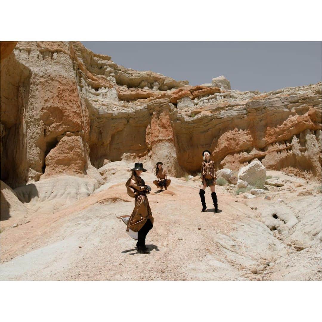 メドモアゼルさんのインスタグラム写真 - (メドモアゼルInstagram)「Girl squad all the way 💪⁠⠀ ⁠⠀ @eliot_lee_hanzel⁠⠀ @fashionglue⁠⠀ ⁠⠀ #girlz #bronze #desert #nature #freedom #mesdemoisellesparis」8月6日 19時02分 - mesdemoisellesparis