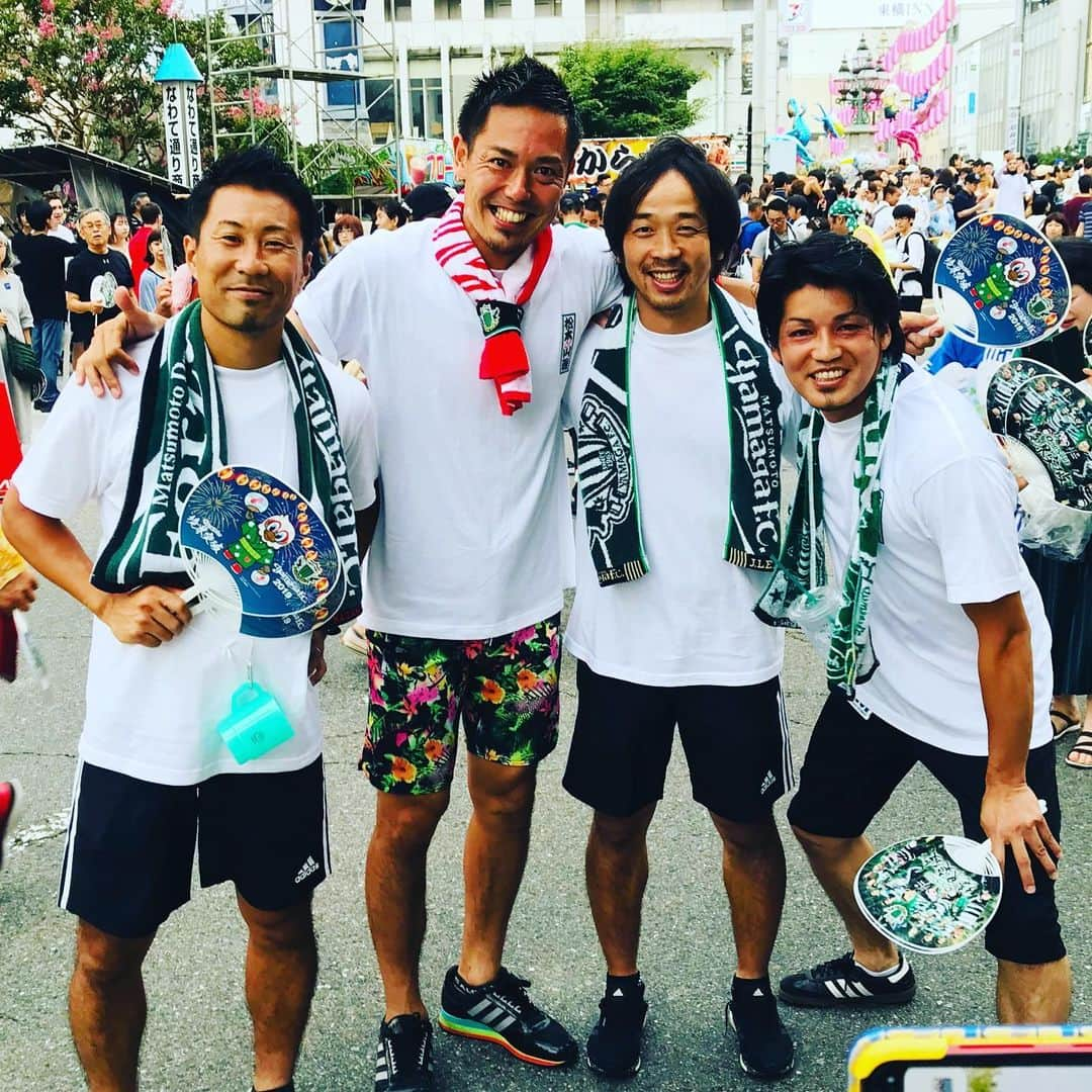 片山真人さんのインスタグラム写真 - (片山真人Instagram)「【ガチャスタグラム 祭り編】  今年もアツく暑く熱く、踊り狂った😁👍 最高の仲間と最高の時間✨ 来年に続く→🤩 #第45回松本ぼんぼん #山雅連 連長 #今年も6セットよう踊ったわ #汗もハンパなく #盛り上がりもハンパなく #テンションもハンパない奴ら #鐡戸裕史 さすがの踊り #今井昌太 去年よりは上達 #阿部琢久哉 ほぼノリでカバーリング #片山真人 汗かきすぎ💦 #gacha #ガチャ #松本山雅FC OB達 #yamaga #onesoul #仲間  #阿部のトイレの回数多数 #笑顔 #楽しい時間 #また来年弾けるか😎 #参加してくれたみんなありがとう #お疲れちゃん #1人だけ短パンスニーカーど派手な件 #連長やからご勘弁を」8月6日 19時04分 - gachastagram.11