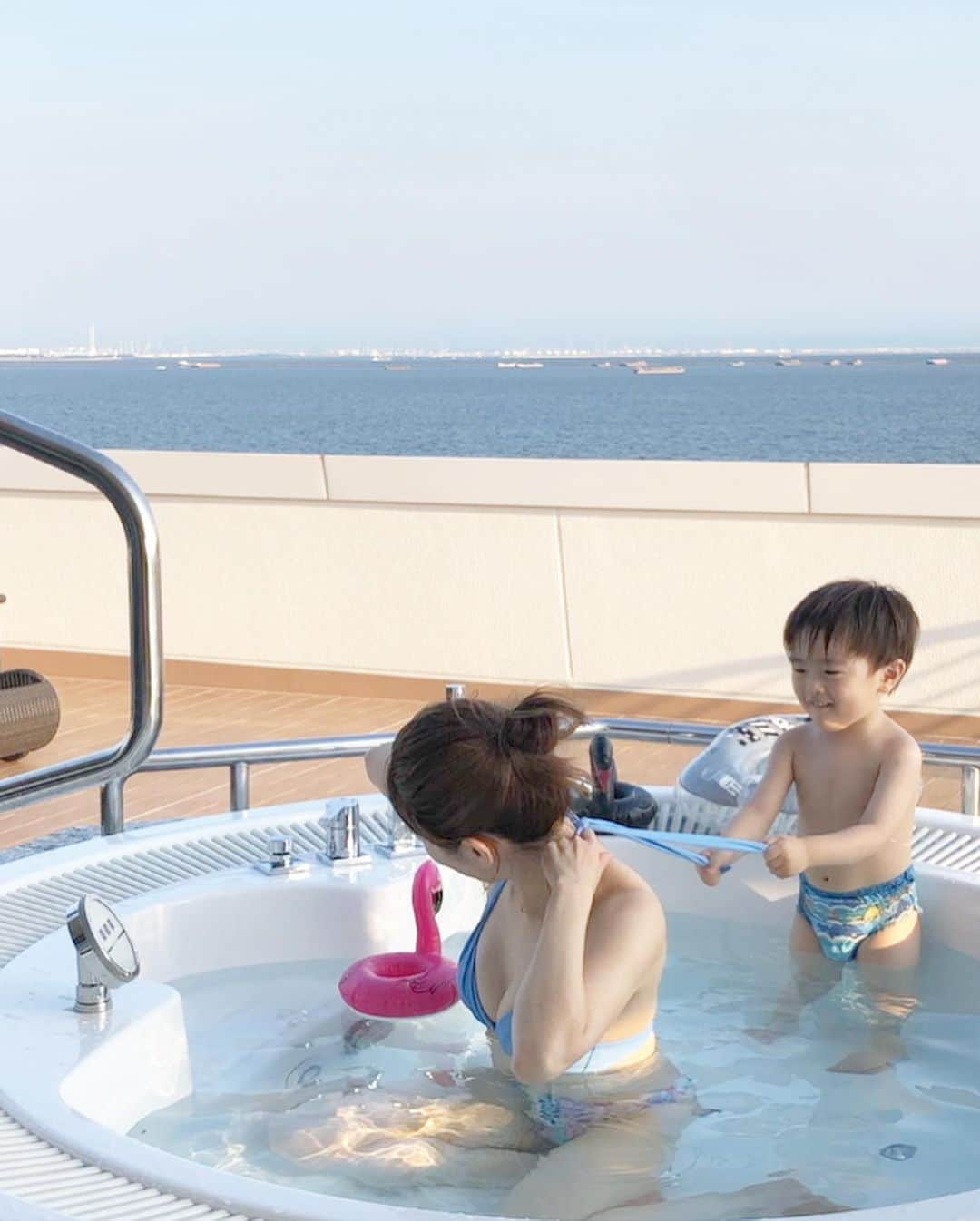 田中涼子のインスタグラム：「穏やかに遊び出したのは日が暮れ始めたくらいからで、それまでは紐引っ張られて、背中に乗って引っ張って全っ然諦めない😂  みせてー！みせてー！みるだけーー！お利口さんするからみせてー！  もうずーっとそれ😂  #芦屋ベイコート倶楽部 #プール#男の子ママ」