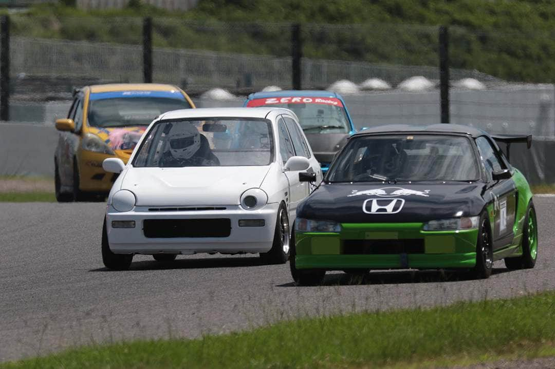 mistbahnさんのインスタグラム写真 - (mistbahnInstagram)「_ My Honda PP1 BEAT vs Shimoi Racing Honda JA4 TODAY _ Shot on 5-Aug 2019 "HONDA VTEC ONE MAKE RACE Rd.3" at Suzuka International Circuit owner(Lime BEAT): @mistbahn owner(white TODAY): Shimoi Racing(下井レーシング) photo: @teru.pp1 (Thanks!!!🙇‍♂) _ _ Shimoi Racing JA4 TODAY was the winner of K-car class of this day (Lap Time: 2'42.156). _ My understanding is that the course record for NA K-car Suzuka International Circuit is 2'40.266 by Shimoi Racing JA4 TODAY. The weight of Shimoi Racing JA4 TODAY is 515kg. _ _ JP) 2019年8月5日 鈴鹿フルコース(鈴鹿サーキット国際レーシングコース)、ゼロファイターさん主催「HONDA VTEC ONE MAKE RACE Rd.3」。 @teru.pp1 撮影のステキな一枚(ありがとうございます🙇‍♂)。 _ この日のKクラスの最速はこの下井レーシングさんJA4トゥデイ。 _ 春に下井さんが記録された2分40秒266は、鈴鹿フルコースにおける軽NAのコースレコードだと認識しています。 このマシン、515kgしかありません。。。 _ _ #hondavteconemakerace #zerofighterautocustom #suzukacircuit #suzukainternationalcircuit #鈴鹿サーキット #hondabeat #hondabeatpp1 #pp1beat #ホンダビート #pp1 #beatpp1 #hondatoday #ホンダトゥデイ #ja4 #ja4today #racingteamshimoi #下井レーシング #e07a #mtrec #trackcar #timeattack #timeattackjapan #kcar #keicar #軽自動車 #aslan #アスラン #aslan_inc_japan #a050 #hondasontrack」8月6日 19時09分 - mistbahn