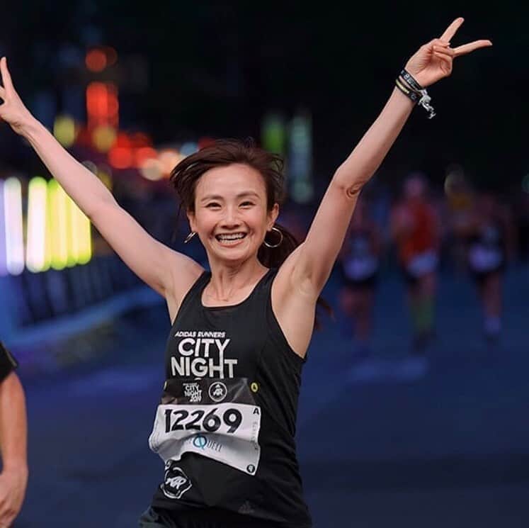 のインスタグラム：「#adidasrunnerscitynight 🖤 ベルリンで開催された#ARCN 10kへ参加してきました！日本ではあまりない、20:30スタートのロードレース👟日が暮れていく、ベルリンの街を走るのは最高に気持ちよかった… ・ 世界中から、#adidasrunners が集まったレース。走りながら、各国の名前が入ったARティシャツを見るたびに自然と笑顔に🥰 ・ 給水のカップもリサイクル可能なもの♻️環境問題についても、常にアディダスは動き続けています。こちらへきて、プラスティックバッグまだ1枚ももらってない🤔 ・ 10km/40’31 時計忘れたけどw 感覚で走ってだいたい予想通り😉 #feelthehappiness 😘🖤 ・ #adidasrunnerstokyo #adidasrunnersberlin 👟#ultraboost19 #ARCN2019 #runninggirl #runner #runhapy #10kmrun #bigsmile #sustainable #germany #berlin #🇩🇪🇯🇵 #ランニング #ランニング女子 #10km #レース #ヨーロッパ旅 #ドイツ旅 #ベルリン #旅 #旅好き #旅ラン」