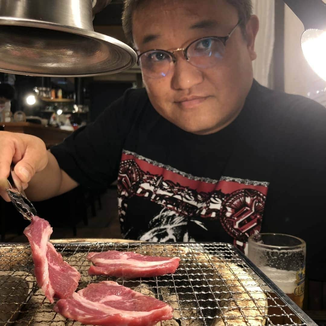烏川耕一さんのインスタグラム写真 - (烏川耕一Instagram)「北海道最後の夜。  ツアー来てくれた方ありがとうごさまいました。今回のツアー飯も当たりです👍  日本のラムの99.3％が輸入肉らしいです😱  ここは残りの0.7％の純国産のラムを扱ってるお店！臭みもなく滅茶苦茶美味しかった😍  次来たときも間違いなく来るな😘」8月6日 19時13分 - kouichiukawa