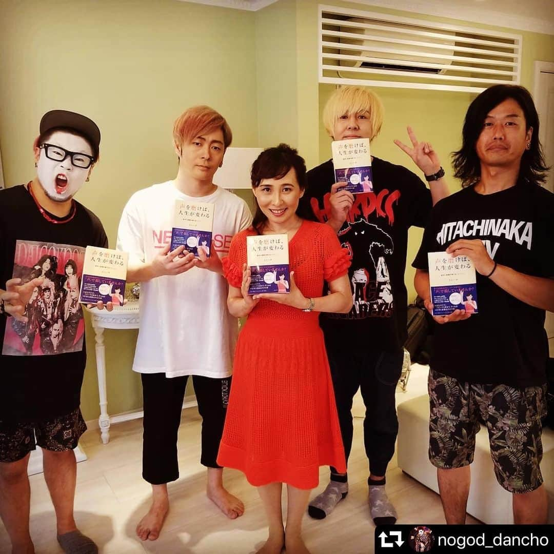 ミヤ さんのインスタグラム写真 - (ミヤ Instagram)「#repost @nogod_dancho ・・・ 本日は都内某所にて、 MUCCのFC会員限定動画「MUCK ON!TV」の収録に参加させて頂きました。  ボイストレーナー、作詞家、作曲家、プロデューサーと、マルチに活躍されているMinnie P. 氏に、 ミヤさん、YUKKEさん、村田智史と共にボイストレーニングをして頂きました。  いやー、衝撃の結果になりました(笑)  FC会員の皆様、こうご期待😇  #NoGoD #MUCC #MinnieP」8月6日 19時13分 - miyaguchi