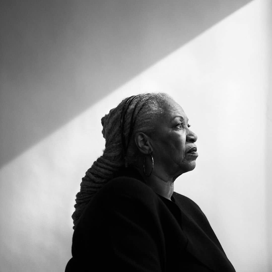 ニューヨーク・タイムズさんのインスタグラム写真 - (ニューヨーク・タイムズInstagram)「Toni Morrison, the Nobel laureate whose work explored black identity in America, died on Monday in New York at 88. She was the first African-American woman to win the Nobel Prize in Literature for works which, as the Swedish Academy put it, gave “life to an essential aspect of American reality.” In her first novel, “The Bluest Eye,” she told the story “with a prose so precise, so faithful to speech and so charged with pain and wonder that the novel becomes poetry,” wrote John Leonard in his New York Times review. . Morrison authored 11 novels as well as children’s books and essay collections, among them celebrated works like “Song of Solomon” and the Pulitzer Prize-winning novel “Beloved,” widely considered her masterwork. As her writing makes clear, the past is just as strongly manifest in the bonds of family, community and race — bonds that let culture, identity and a sense of belonging be transmitted from parents to children to grandchildren. These generational links, her work unfailingly suggests, form the only salutary chains in human experience. Visit the link in our bio and check out our Instagram story to read more. @damonwinter took this portrait.」8月7日 0時48分 - nytimes