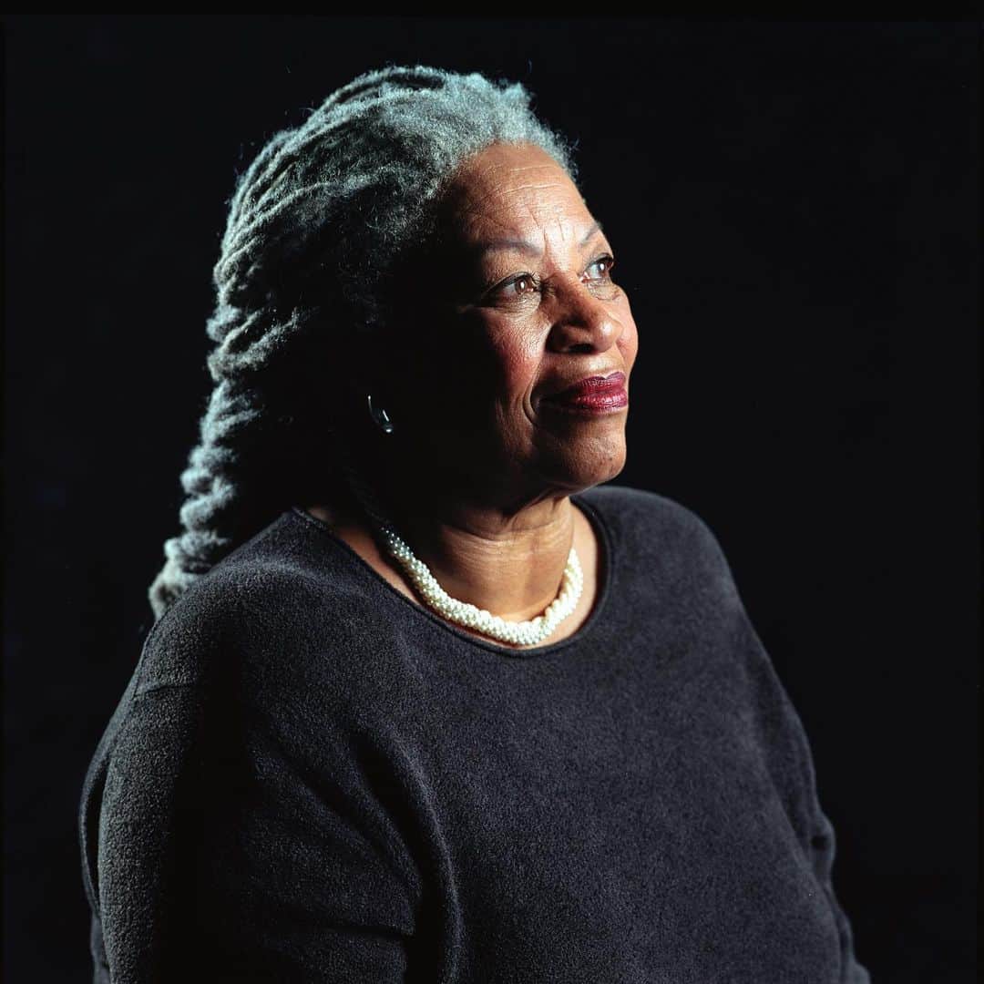 Harper's BAZAARさんのインスタグラム写真 - (Harper's BAZAARInstagram)「Rest In Peace Toni Morrison. The Nobel laureate and celebrated writer will be remembered forever through her prolific novels including ‘Beloved,’ ‘The Bluest Eye’ and ‘Song of Solomon’」8月7日 0時43分 - harpersbazaarus