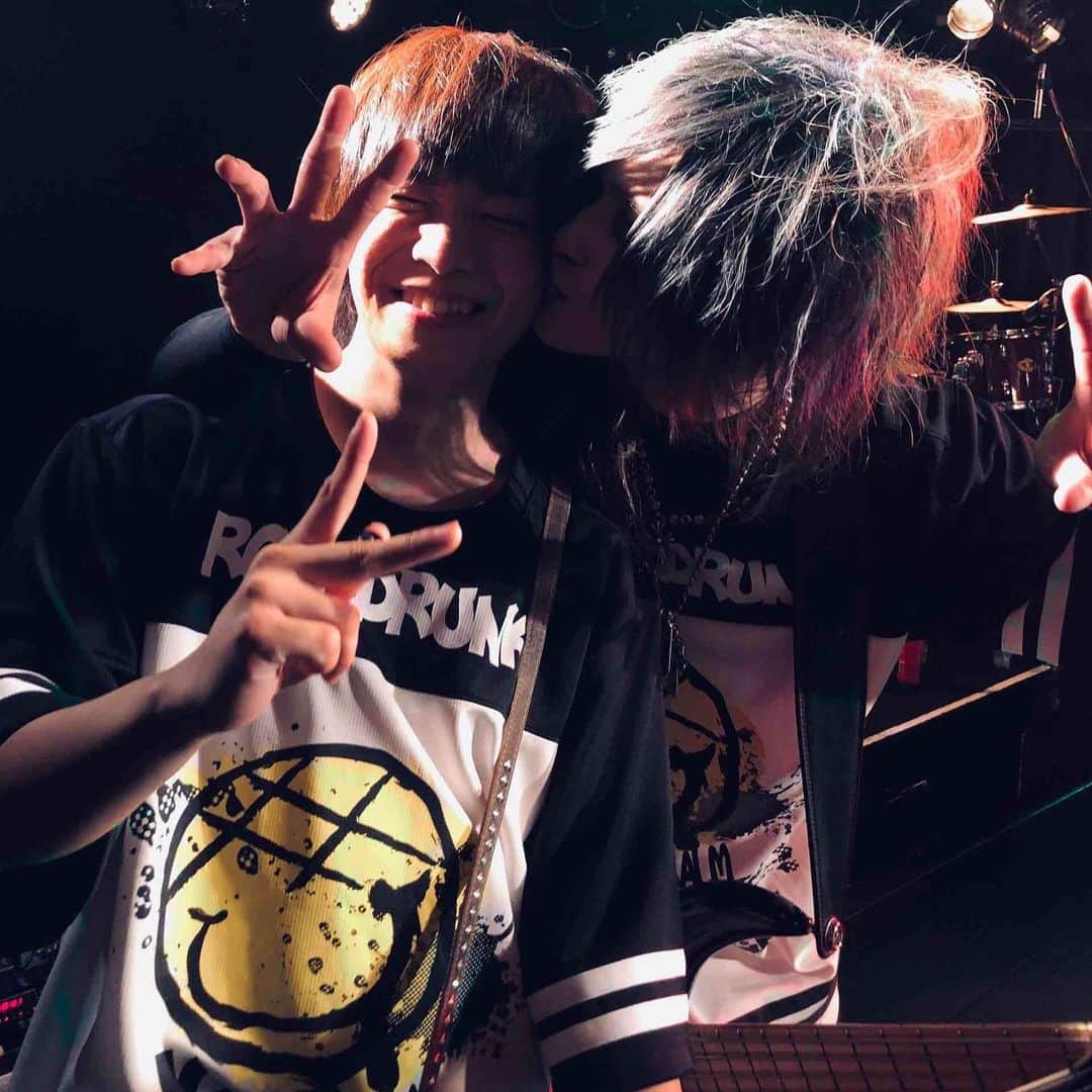 玲夏さんのインスタグラム写真 - (玲夏Instagram)「れかバ番外編  2日目には直人、最終日にはひかると2日連続直人が乱入してくれました。 ライブ終わりバタバタすぎてひかると写真撮れなかったので海んちゅがツイッターに上げてた写真を拝借。 そして最終日の1部にはぁみさんが普通に見に来てくれてたんだけど、ステージに呼び込んだらノリで怪談ちょっとだけ話してくれました🙏 嬉しいなぁ。。。。 #れかバ #ダウト #玲夏 #ダウト #直人 #ダウト #ひヵる #ありがとう #ぁみ #最後の方のは #おまけのオフショット #100倍返し」8月7日 0時43分 - rk_0805