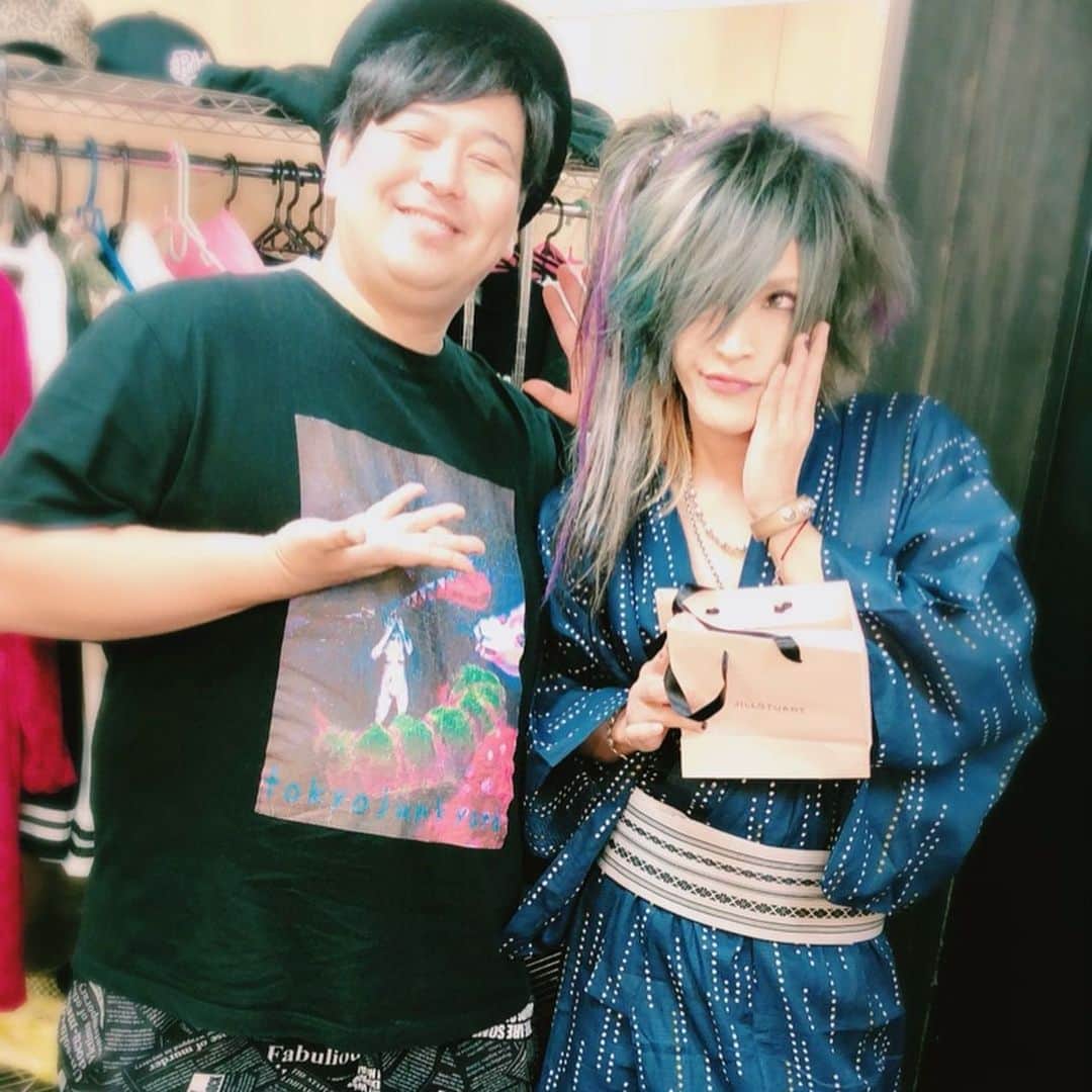 玲夏さんのインスタグラム写真 - (玲夏Instagram)「れかバ番外編  2日目には直人、最終日にはひかると2日連続直人が乱入してくれました。 ライブ終わりバタバタすぎてひかると写真撮れなかったので海んちゅがツイッターに上げてた写真を拝借。 そして最終日の1部にはぁみさんが普通に見に来てくれてたんだけど、ステージに呼び込んだらノリで怪談ちょっとだけ話してくれました🙏 嬉しいなぁ。。。。 #れかバ #ダウト #玲夏 #ダウト #直人 #ダウト #ひヵる #ありがとう #ぁみ #最後の方のは #おまけのオフショット #100倍返し」8月7日 0時43分 - rk_0805