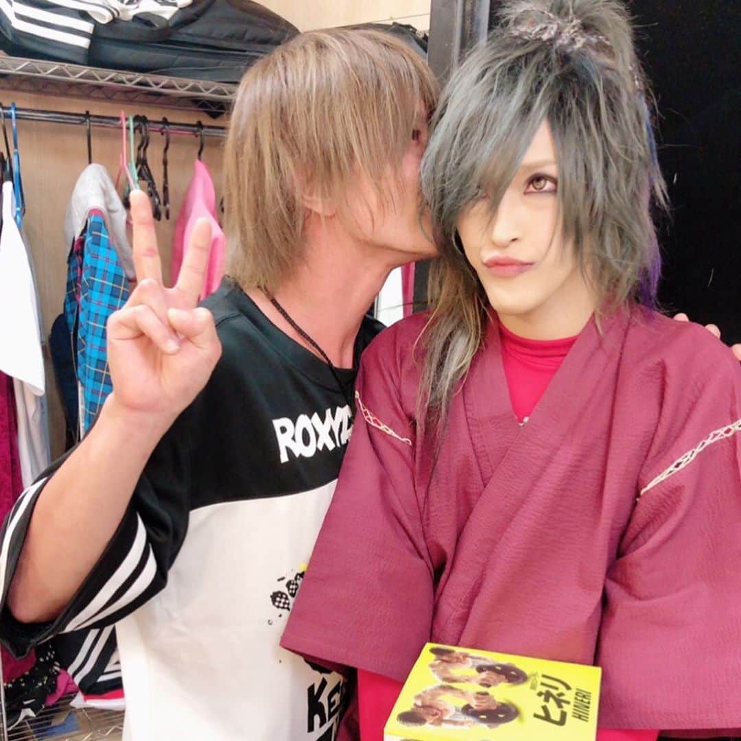 玲夏さんのインスタグラム写真 - (玲夏Instagram)「れかバ番外編  2日目には直人、最終日にはひかると2日連続直人が乱入してくれました。 ライブ終わりバタバタすぎてひかると写真撮れなかったので海んちゅがツイッターに上げてた写真を拝借。 そして最終日の1部にはぁみさんが普通に見に来てくれてたんだけど、ステージに呼び込んだらノリで怪談ちょっとだけ話してくれました🙏 嬉しいなぁ。。。。 #れかバ #ダウト #玲夏 #ダウト #直人 #ダウト #ひヵる #ありがとう #ぁみ #最後の方のは #おまけのオフショット #100倍返し」8月7日 0時43分 - rk_0805