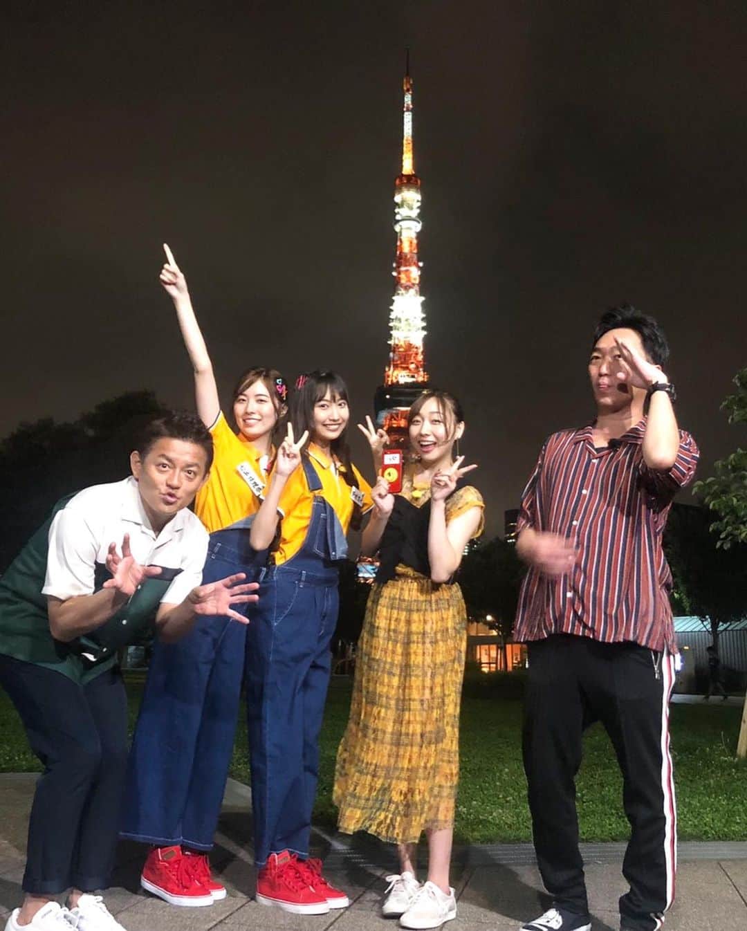 須田亜香里さんのインスタグラム写真 - (須田亜香里Instagram)「どれを1枚目にするかとても迷ったけど、家族写真みたいなのにした😂💕 今夜は先週に引き続き東京ロケ！ メンバーゲストはおじゅり、みよまる！ そしてMCのスピードワゴンのお二人にはお世話になりすぎて、優しくいただきすぎて、本当に毎回感謝感謝です。  #ske48バズ #東海テレビ #東京タワー #スピードワゴン #ske48」8月7日 0時44分 - akarisuda