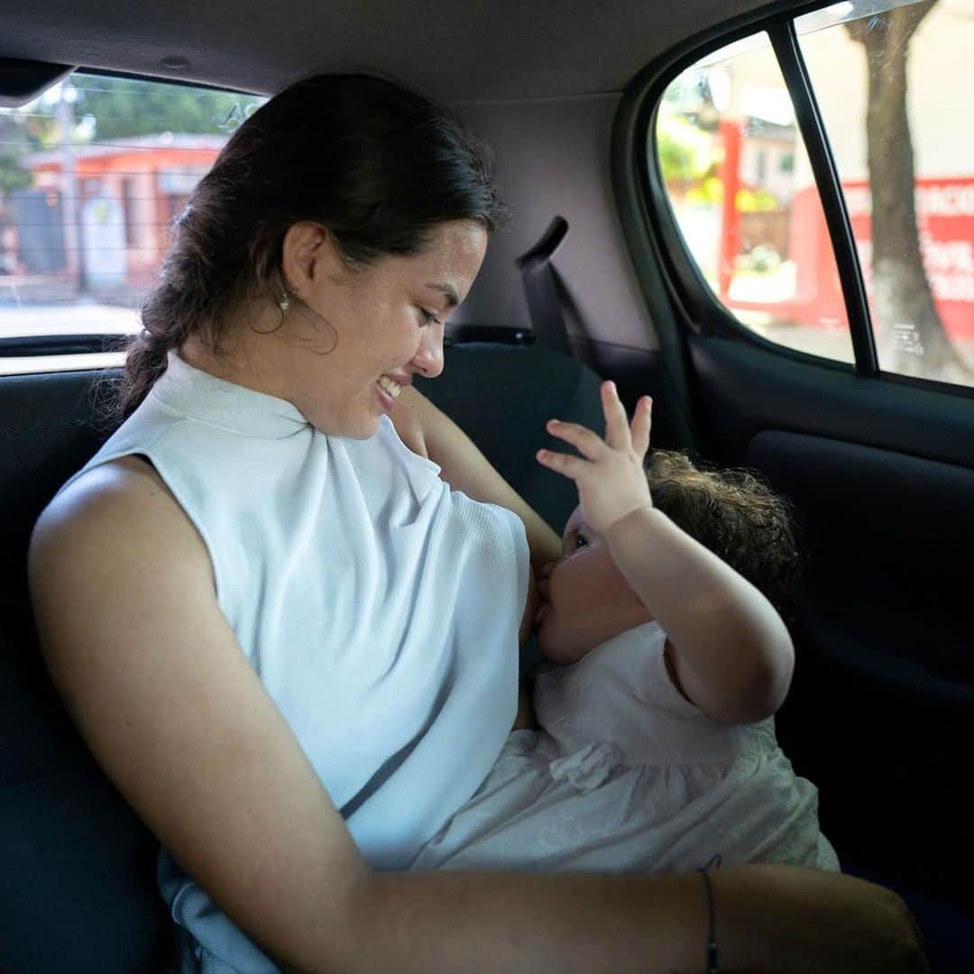 unicefさんのインスタグラム写真 - (unicefInstagram)「Mother and daughter share a special little moment before they travel to work and childcare together.  A day care centre at the mother’s company in Paraguay means she can continue to breastfeed her baby Paula every couple of hours throughout the day. #EarlyMomentsMatter  #WBW2019 © UNICEF/UN0312210/Sokol」8月7日 0時45分 - unicef