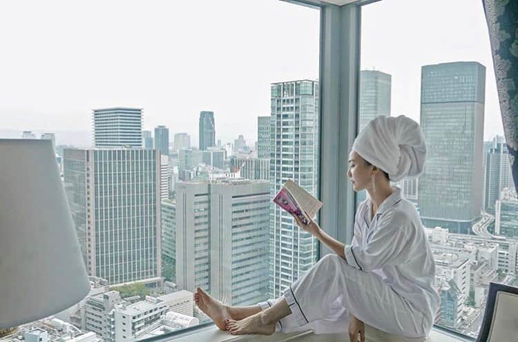 The Ritz-Carlton, Osakaさんのインスタグラム写真 - (The Ritz-Carlton, OsakaInstagram)「忙しい街並みを背景に、読みかけの本を開いて。あなたのお気に入りの寛ぎスタイルは何ですか？ . . Up high at The Ritz-Carlton, Osaka is the perfect place to look over the city while reading your favorite book. What is your favorite relaxing style? 📸 @elizabethxchen . . . . . . . . #RCMemories #theritzcarltonosaka #osaka #japan #hotels #luxury  #japan_vacations #hotelroom #hotellife #beautifulhotels #travelandleisure #besthotels #luxurytrip  #luxuryhotel #beautifulhotels #大阪 #ザリッツカールトン大阪 #リッツカールトン大阪 #breakfast #inroomdining #大阪朝食 #ホテル朝食 #ルームサービスで朝食 #ルームサービス #景色綺麗 #breakfastinbed #大阪ホテル #記念日旅行 #朝食メニュー #関西旅行 #ステイケーション」8月6日 19時23分 - ritzcarlton.osaka