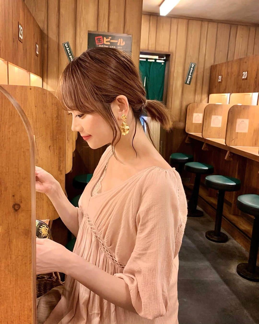 佐藤瀬奈さんのインスタグラム写真 - (佐藤瀬奈Instagram)「一蘭の西新宿店へ🍜❤️⠀ ⠀ なんとこの店舗は《100%とんこつ不使用》なの！！⠀ ⠀  どんな感じか想像つかないけど、一蘭ファンとしては行くしかない！って事で遂に行ってきた🤤✨⠀ ⠀ ⠀ お味は、やっぱり本家と比べるとサッパリしてるかな🤔？ 食べ終わった後もお腹がスッキリしてて、さすがとんこつ不使用なだけあってヘルシーな感じがしました！✨⠀ ⠀ でも一蘭の味を求めてる方には少し物足りないかも🤔 飲んだ後とか、ヘルシー志向の方にはおススメ😋💓⠀ ⠀ ちなみにお値段は普通の一蘭より少し高めの1杯1180円！ チャーシューの代わりに牛バラ肉がトッピングされてたよ😳✨⠀ ⠀ 店内が昭和レトロな雰囲気で素敵だったなぁ♡ ・ ・ ・ #一蘭 #ラーメン」8月6日 19時17分 - senapuu