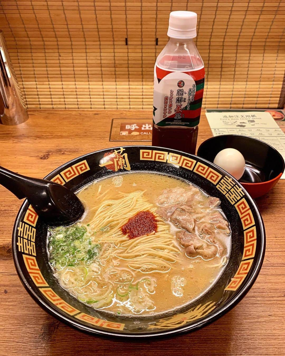 佐藤瀬奈さんのインスタグラム写真 - (佐藤瀬奈Instagram)「一蘭の西新宿店へ🍜❤️⠀ ⠀ なんとこの店舗は《100%とんこつ不使用》なの！！⠀ ⠀  どんな感じか想像つかないけど、一蘭ファンとしては行くしかない！って事で遂に行ってきた🤤✨⠀ ⠀ ⠀ お味は、やっぱり本家と比べるとサッパリしてるかな🤔？ 食べ終わった後もお腹がスッキリしてて、さすがとんこつ不使用なだけあってヘルシーな感じがしました！✨⠀ ⠀ でも一蘭の味を求めてる方には少し物足りないかも🤔 飲んだ後とか、ヘルシー志向の方にはおススメ😋💓⠀ ⠀ ちなみにお値段は普通の一蘭より少し高めの1杯1180円！ チャーシューの代わりに牛バラ肉がトッピングされてたよ😳✨⠀ ⠀ 店内が昭和レトロな雰囲気で素敵だったなぁ♡ ・ ・ ・ #一蘭 #ラーメン」8月6日 19時17分 - senapuu