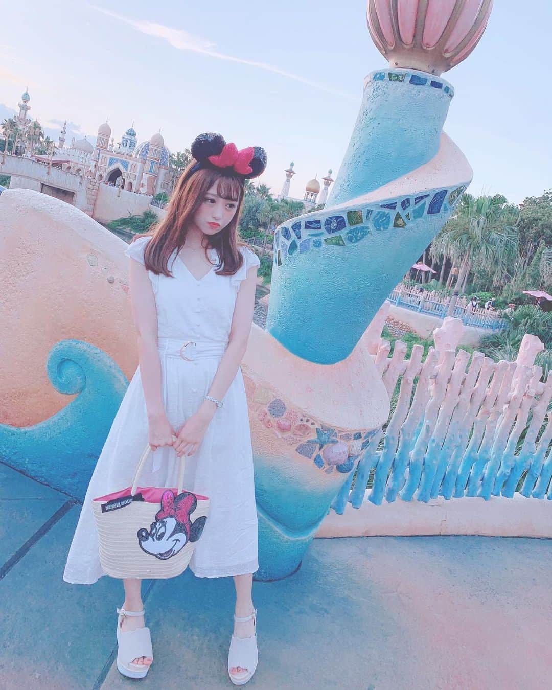 田口未彩のインスタグラム：「❤︎ . . 昨日は夏らしいコーデ❤︎ . ディズニーストアでゲットしたミニーちゃんのカゴバッグがかわいすぎて早く使いたかったんだ〜💗 . カチューシャは、カゴバッグに合わせたよ❤︎ どこだか忘れちゃったけど海外のディズニーでゲットしたカチューシャ❤︎香港だったかなぁ、、？？ . ワンピースは、( @redyazel ) ❤︎ 大人可愛くておきにー！ . . 大人っぽみぃちゃんすき？？ . . #夏コーデ #コーデ #白ワンピース #白ワンピ #ワンピース #ワンピ #ロングワンピ #ディズニーコーデ #ディズニーシーコーデ #ミニーちゃんコーデ #大人女子 #大人コーデ #カゴバッグ #かごバッグ #セミロング #インスタ映え #映え #ディズニー #ディズニーシー #tds #REDYAZEL #マーメイドラグーン #ディズニー写真スポット」