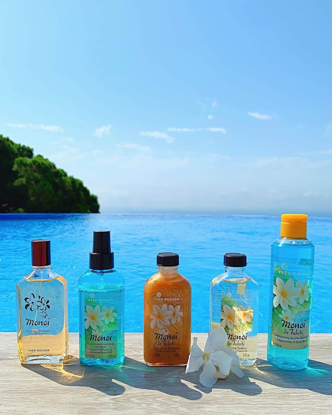 sananasのインスタグラム：「Les gagnants : @chloey_adventures @axelleee.e @sananas___family_ @lauryvcr_ @mjkowill ✨🌟 SUMMER GIVEAWAY ☀️Un joli concours ça vous dit ? 😍 Parce que « été » rime toujours avec Monoï, avec @yvesrocherfr on a décidé de vous faire plaisir en vous faisant gagner toute la gamme Monoï de Tahiti ✨C’est certainement ma gamme préférée et la première que j’ai achetée chez Yves Rocher ça sent les îles🌴 , le soleil 🌞 et le sable fin 🏝! POUR PARTICIPER (5 gagnants) : Être abonné(e) au compte de @yvesrocherfr (et mon compte ! Je vérifie les deux) ✅ Liker cette photo ✅ Poster un commentaire en me disant ce que vous aimez faire en été avec le hashtag #ActBeautiful✅ Vous avez jusqu’au samedi 10 août inclus pour participer 😃 (Yves Rocher propose également un concours de dingue pour gagner un voyage à Tahiti 😍 Le lien est dans la bio de leur compte instagram !🎁) . . #Giveway #Concours #Contest #JeuConcours #ActBeautiful #YvesRocher #Summer」
