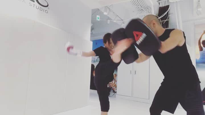 宏実のインスタグラム：「#キックボクシング 続けてます🥊🦶💨終わる頃にはヘトヘト💦でも相変わらず楽しい‼️佑太郎さん、いつもありがとうございます‼️ .  trainer: @yuutarouyamauchi  studio: @haleo_daikanyama  #ストレス発散 #キックボクシング女子 #キックボクシングダイエット #エクササイズ動画 #exercise #kickboxing #キックボクシングトレーニング」