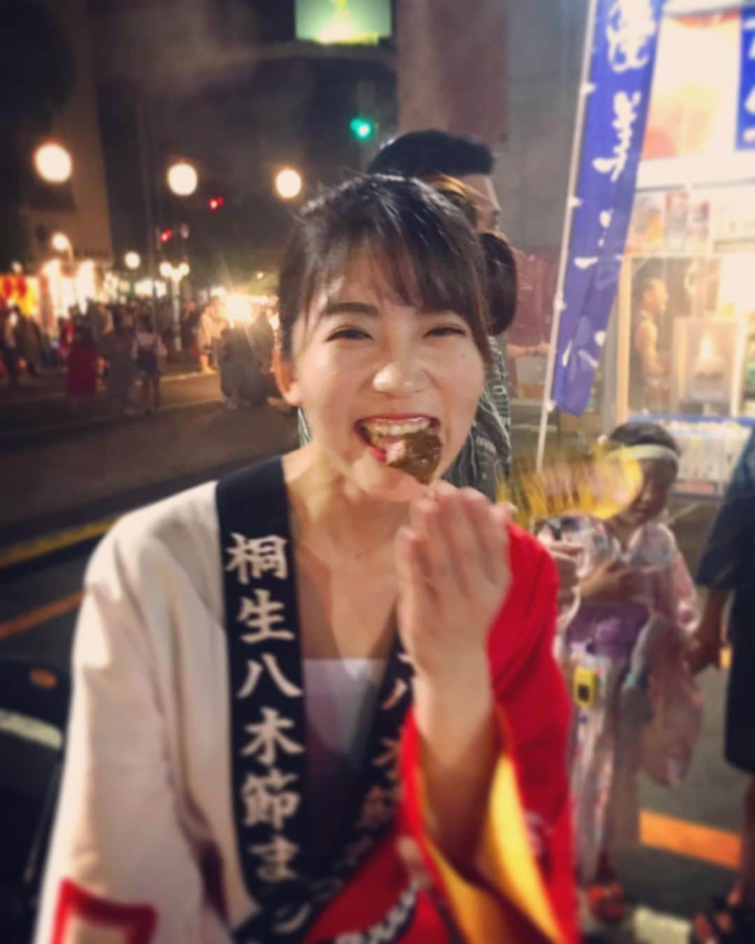 小松正英さんのインスタグラム写真 - (小松正英Instagram)「. 桐生八木節まつりPart2  最初の投稿でも少し書きましたが、今回はこれまでと違うスタイルでの中継🎥  三隅アナの進行の下、私と飯野アナは法被隊として、移動カメラと共に祭りの中へ飛び込み、その様子を伝えました🎤  飯野アナは今回が2回目と、まだまだ経験も浅い中、どうしたら祭りの熱気が伝わるか自分なりに考えてリポートに臨んでいた姿は、先輩としても嬉しさを感じました。  そして法被姿の似合うこと似合うこと。笑  出先の中継はお祭り男とお祭り女コンビでした 💁🏾‍♂️&💁🏼‍♀️ 後輩たちの頑張りに負けてられませんね✊🏿 . . #桐生八木節まつり #群テレ #法被隊 #飯野アナ #後輩 #群テレ #アナウンサー  2枚目、無邪気な笑顔するでしょ？笑 これからも飯野アナを宜しくお願いします🙇🏾‍♂️」8月6日 19時32分 - masa_fb.ank