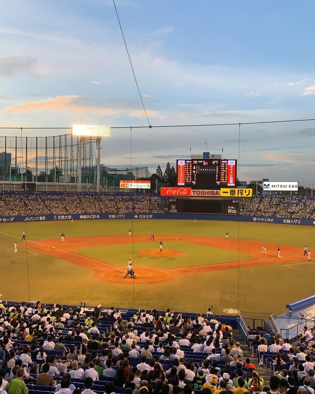 村田諒太さんのインスタグラム写真 - (村田諒太Instagram)「息子とヤクルトスワローズの試合を観戦しに神宮球場に来ています。 打球の速さを感じられたりやはり生観戦はいいですね。 #ヤクルトスワローズ #阪神タイガース  #神宮球場 #打球速い」8月6日 19時25分 - ryota_murata_official