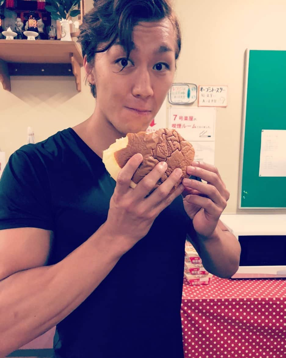 青柳塁斗さんのインスタグラム写真 - (青柳塁斗Instagram)「ば、バレた、、 #りくろーおじさんのチーズケーキ  #独り占め #瞬間  #ヤベッ  #OSAKA #大阪  #食べるいと  #workout  #training #fitness  #bodymake #sport  #diet #gym #トレーニング  #ワークアウト #筋トレ  #フィットネス」8月6日 19時27分 - ruitoaoyagi