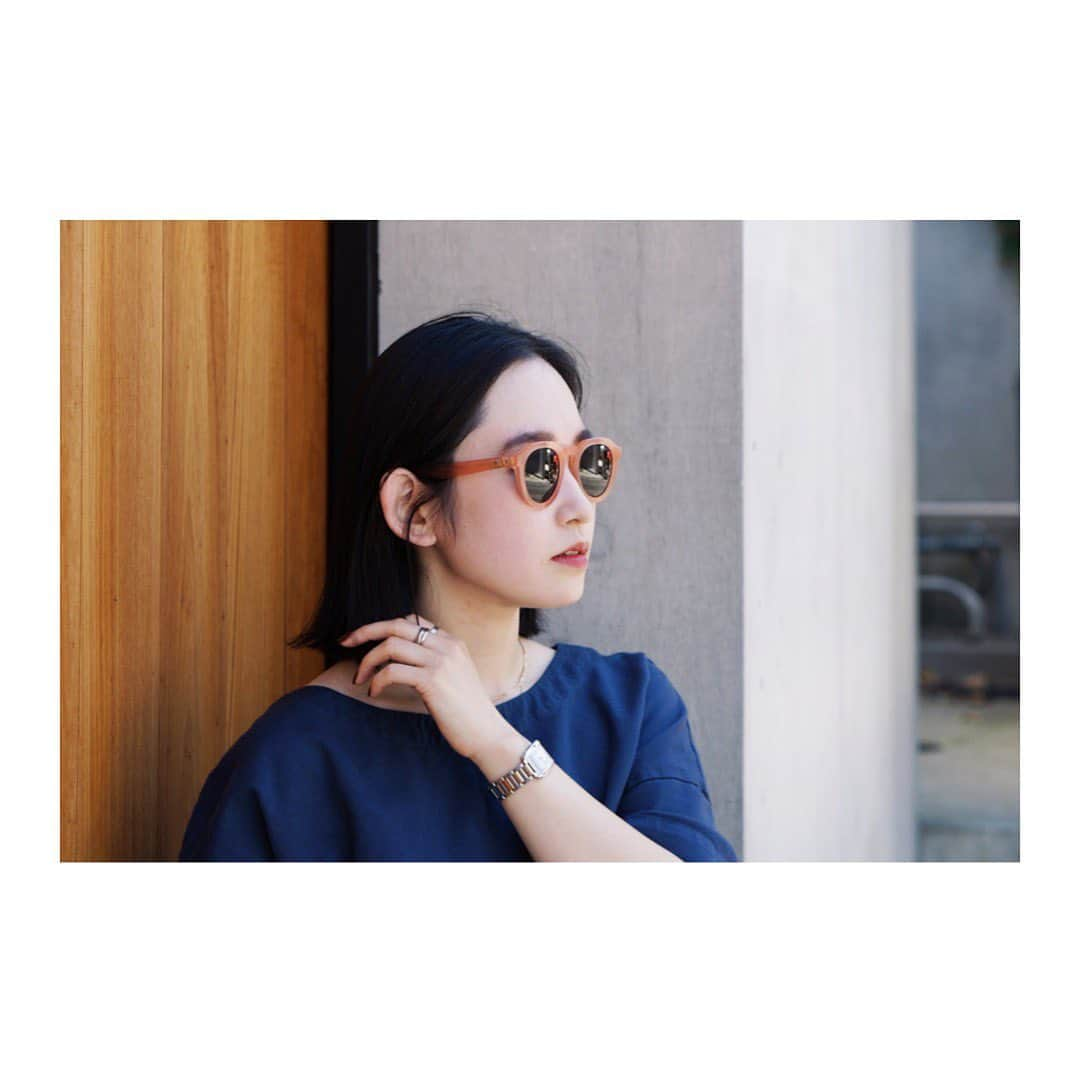 MYKITA SHOP TOKYOさんのインスタグラム写真 - (MYKITA SHOP TOKYOInstagram)「MISATO’S PICK: MYKITAの営業スタッフ、MISATOが掛けているMMRAW007は、明るいピーチカラーがスタイリングのアクセントとなり、夏の強い日差しから目を守ります。On a sunny summer’s day, our sales Misato relies on her frame MMRAW007 Raw Misty Peach to protect her eyes from harsh sunlight. #MYKITA #mykitashoptokyo #mykitashoptokyosnap #mykitamargiela #maisonmargiela」8月6日 19時28分 - mykitashopsjapan