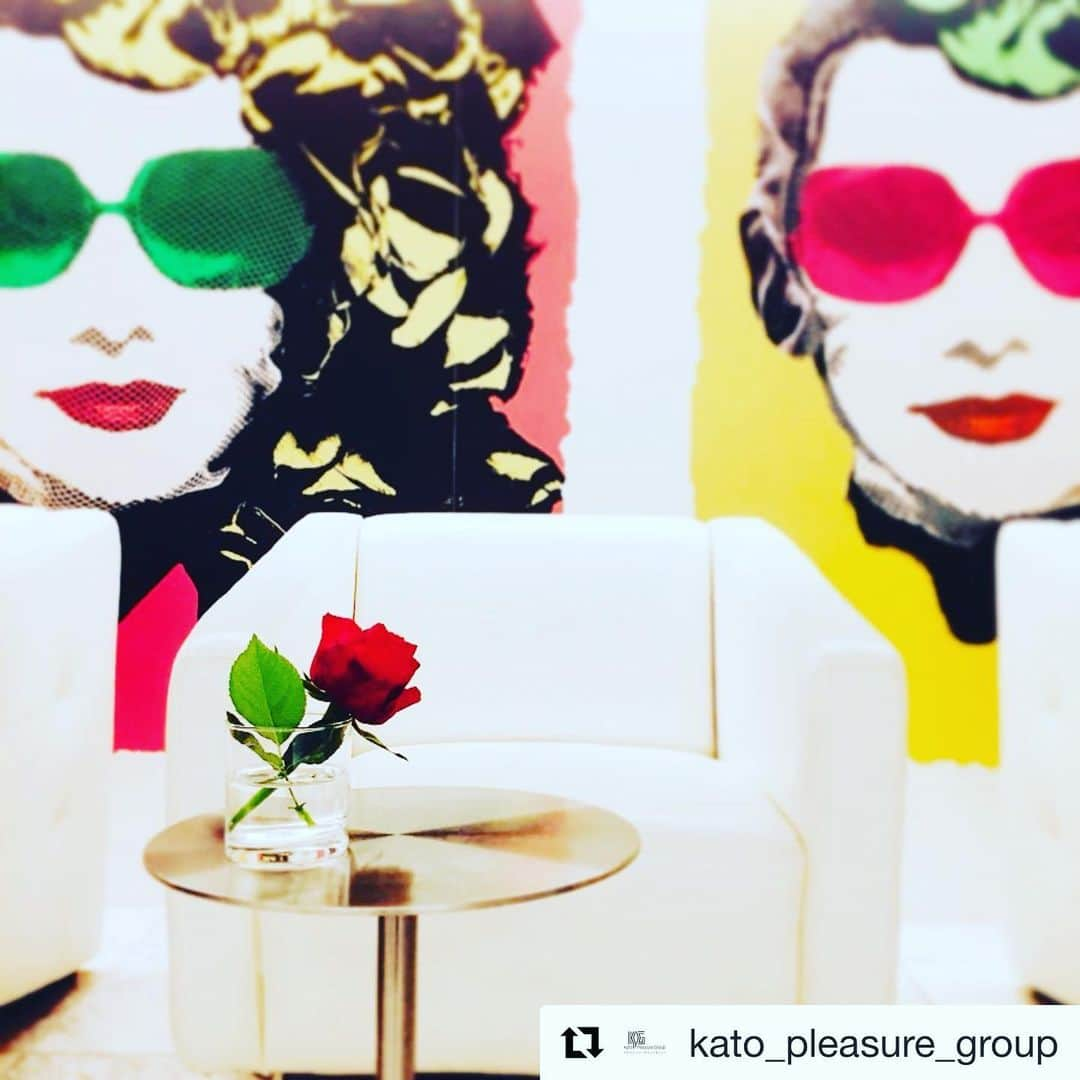 夏木マリさんのインスタグラム写真 - (夏木マリInstagram)「#Repost @kato_pleasure_group with @get_repost ・・・ Bonjour de こんにちは は、 「マリルージュ」という名の赤いバラを購入することで、途上国のこどもたちの教育環境の整備と、その母親たちの雇用を支援する活動を行っています  #米ぬか酵素浴 #bonjourdeこんにちは #六本木 #美容と健康 #米ぬか #酵素 #酵素浴  #oneoflove #ワンオブラブプロジェクト #マリルージュ #日本のレジャーをもっと楽しく＠mari _natsuk #natsukirock #夏木マリ#OneofLove project#thankyou」8月6日 19時33分 - mari_natsuki