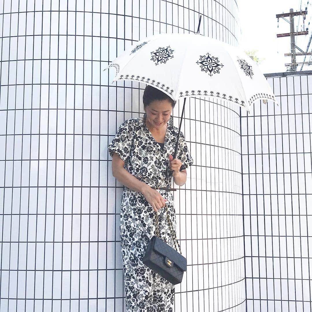 keikobun34さんのインスタグラム写真 - (keikobun34Instagram)「・ 先日のコーデ♡  @rubia_moda さんの 花柄オールインワン‼︎ ・ ・ 私には珍しい花柄♥︎ モノトーンでオールインワンなら 着こなせるかな…とチャレンジ‼︎ サラッとして着心地良いので、 暑い日でも着たくなる嬉しい1着☆ ・  @rubia_moda  さんのお洋服は、 好みが重なって. いつもお買い物を楽しませてもらってます★ ・ ・  #花柄#オールインワン #locari#スナップミー #snapgram_jp  #kaumo_fashion#ootd_kob #大人カジュアル#シンプルコーデ#カジュアルコーデ #アラフィフ#アラフィフコーデ #アラフィフファッション #アラフォー#アラフォーコーデ #アラフォーファッション #今日のコーデ#40代ファッション #40代コーデ #kufura」8月6日 19時28分 - keikobun34