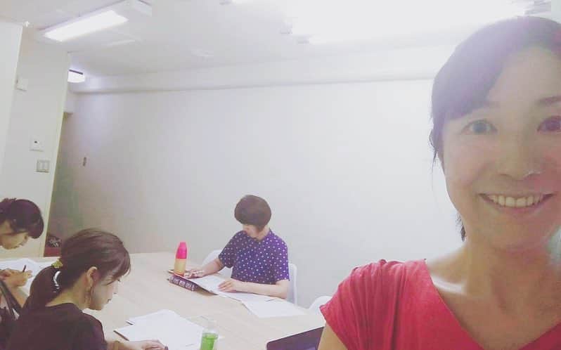 桑原麻美さんのインスタグラム写真 - (桑原麻美Instagram)「#話し方グループレッスン は、 バージョンアップ を重ねて 4期目を行なっています。  今日が4回目のレッスン。 明らかに受講生様たちの 声が変わり、感動、感激。  やはり2か月で変わる！  今日は新たな試みの ご相談もしつつ、 レッスン後は受講生様と #蕎麦→#デザート へ♪  お盆明けが最終レッスン。 #ラストスパート です！ ・・・・・・・・ アナウンサーが教える 声と話し方のメルマガ  登録はプロフィールから♡ @asami_kuwabara  #アナウンサー#フリーアナウンサー#司会者#話し方講師#話し方レッスン名古屋」8月6日 19時29分 - asami_kuwabara