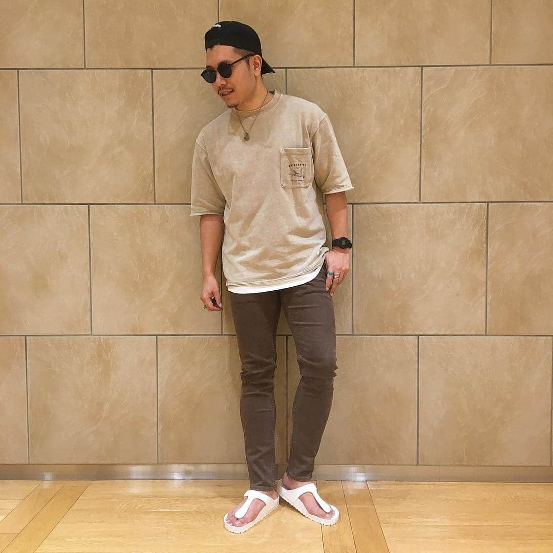 BAYFLOW 新宿店さんのインスタグラム写真 - (BAYFLOW 新宿店Instagram)「. － NEW ARRIVAL － . . . men's新作入荷しております😎🤙🏽 . <トップス> ☑︎インレイSNWS HSPO (843057)¥4,900+tax . 特殊なウォッシュ加工がされており、 Tシャツとは違った雰囲気を味わえるので バリエーションが広がります🌈 裏がスラヴになっているため、 汗をかいてもさらっと着ていただけます🎐✨ さらに長袖を着てレイヤードできるので、 秋口までお使いいただけます🍁 . . 是非店頭にてご覧くださいませ🏄‍♂️🏄‍♀️ . . 皆さまのご来店を スタッフ一同心よりお待ちしております🌊🌊 . . #bayflow#Indian#native#surf#dotstlook#beach#palmtree#denim#dnm#shopping##fashion#ootd#ベイフロー#スター#オーナメント#スターフィッシュ#サーフ#海を感じるインテリア#星条旗#カリフォルニアスタイル#西海岸スタイル#ネイティブ#サーフボード#Tシャツ#パンツ#リゾートコーデ」8月6日 19時32分 - bayflow_shinjuku