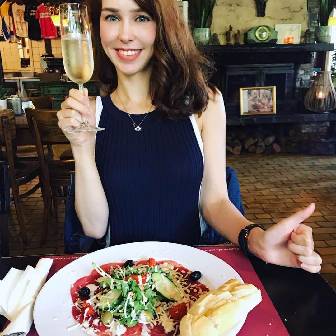 ステファニー・ヨーステンさんのインスタグラム写真 - (ステファニー・ヨーステンInstagram)「Carpaccio and prosecco, two of my favorite things! 🥂👍Thank you for your birthday wishes! ✨ カルパッチョとプロセッコ。どっちも大好物🥂👍誕生日のお祝いメッセージを送ってくれた人、ありがとうございます！✨ #thankyou #birthdaydinner #foodie #carpaccio #prosecco #乾杯 #カルパッチョ #プロセッコ #スパークリングワイン」8月6日 19時41分 - stefaniejoosten