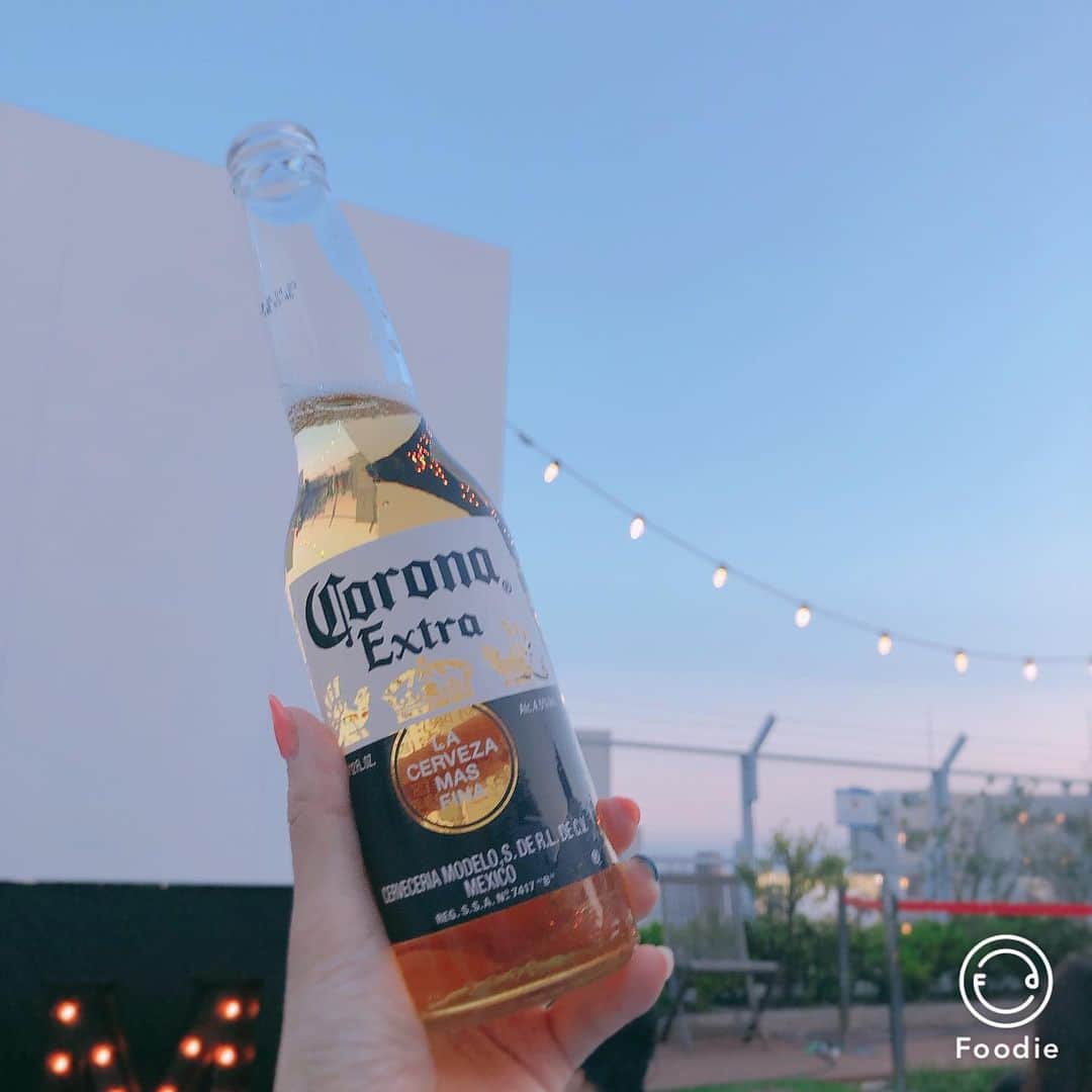 のインスタグラム：「先日青空シネマに行ってきました。 LUMINEの屋上が2日間だけ映画館になるの！ 地元のお店の美味しい出店やカクテルやビールなどの販売もあり、開演1時間前の会場からもうすでに楽しい♫上映された作品は「パディントン」なんとなく知ってる。と思ってたけど、初めて観てみたら素晴らしい作品♫ 自分で借りることは無かったと思うからこういう機会に観られて幸運でした。 夏の夜とても良い気候で素敵すぎる夜でした また来年も絶対来たい。再来年もずっとずっと。 我が家の夏の風物詩にしたいと思いました🌻 #青空シネマ #ルミネ #ルミネの屋上 #野外映画館 #野外上映 #イベント #映画好きな人とつながりたい #映画大好き #パディントン #最高 #素敵な夜でした #夏の夜の想い出 #夏の風物詩 #外飲み #コロナビール #cinema #映画とビール #キャラメルポップコーン #屋上 #aozoracinema #シネマパーティ #荻窪映画館 #中央線が好きだ #オシャレ空間 #インスタ映えスポット #入場無料 #世界三大くま #映画鑑賞」