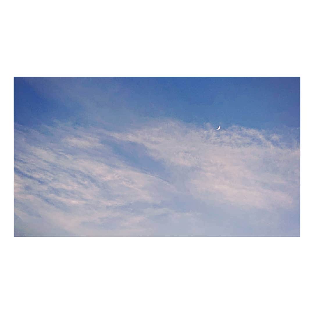 花村怜美のインスタグラム：「舞台の公演が終わって、ようやく、ああ夏だなぁと。 暑さ以外の、匂いとか、セミの声とか、明るさとか、旬のものを味わえるようになりました。 #空 #雲 #月 #自然 #景色 #風景 #sky #cloud #clouds #cloudscape #cloudstagram #moon #skystagram #nature #japan」
