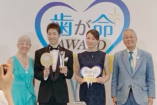 リナさんのインスタグラム写真 - (リナInstagram)「みなさん、8/1は 「#歯が命の日 」ということをご存知ですか？ . 前日 【#歯が命アワード2019 】 表彰式に伺ってきました☆ . 2019年から国際的に大きなスポーツイベントが 3年連続で開催されることに伴って本年のアワードは 「スポーツ」をテーマに開催されたそうです🏓 . 2019年の受賞者は リオデジャネイロオリンピック 銅メダルリスト 卓球選手の#水谷隼 さん👑 となりました。 . 厳しい選手生活にも負けない 健康な歯をお持ちなことや 人々に与える感動や希望、 活躍が高く評価されたそうです🌟 . 表彰式では、 株式会社サンギの代表取締役社長からトロフィーを ゲストの#田中雅美 さんから 金の卓球ラケットを 贈られていました💐 . 今回のイベントでご紹介されたのが【#APADENT アパデント】！ . こちらの商品には 独自のむし歯予防成分 「#薬用ハイドロキシアパタイト 」 が配合されています。 . 歯垢を吸着除去し、 ナノレベルで 歯の主成分ハイドロキシアパタイトを補給し、 ミネラルが溶け出したエナメル質の 欠損部を修復・再石灰化の ３つの作用がエナメル質を整え 虫歯を予防するんです🦷 . いつまでも綺麗で健康的な歯でいたいですね〜 ................................................ #アパデント #歯が命アワード #デンタルケア #dentalcare #歯が命 #白い歯 #PR #サンギ #白い歯 #歯」8月6日 19時40分 - 1010koki0218